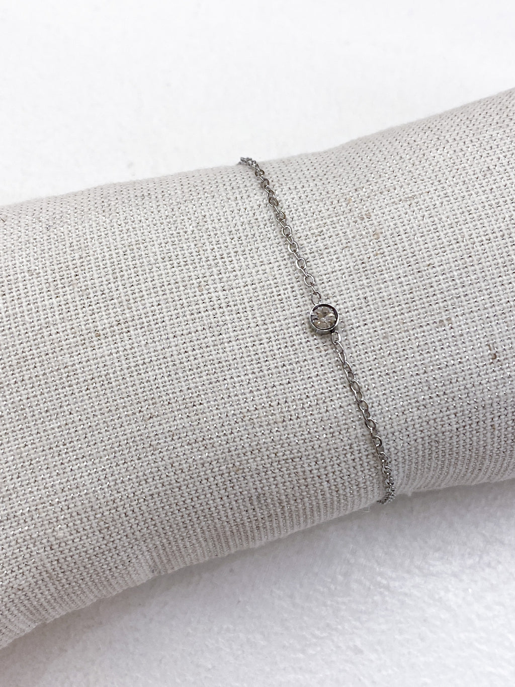 Bracelet délicat en acier inoxydable avec strass central