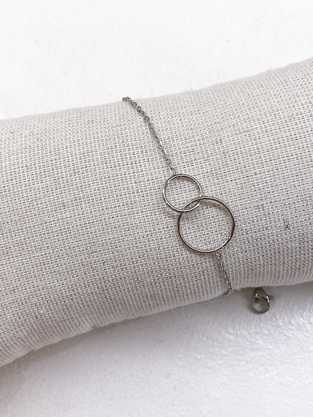 Bracelet en acier inoxydable à anneaux croisés