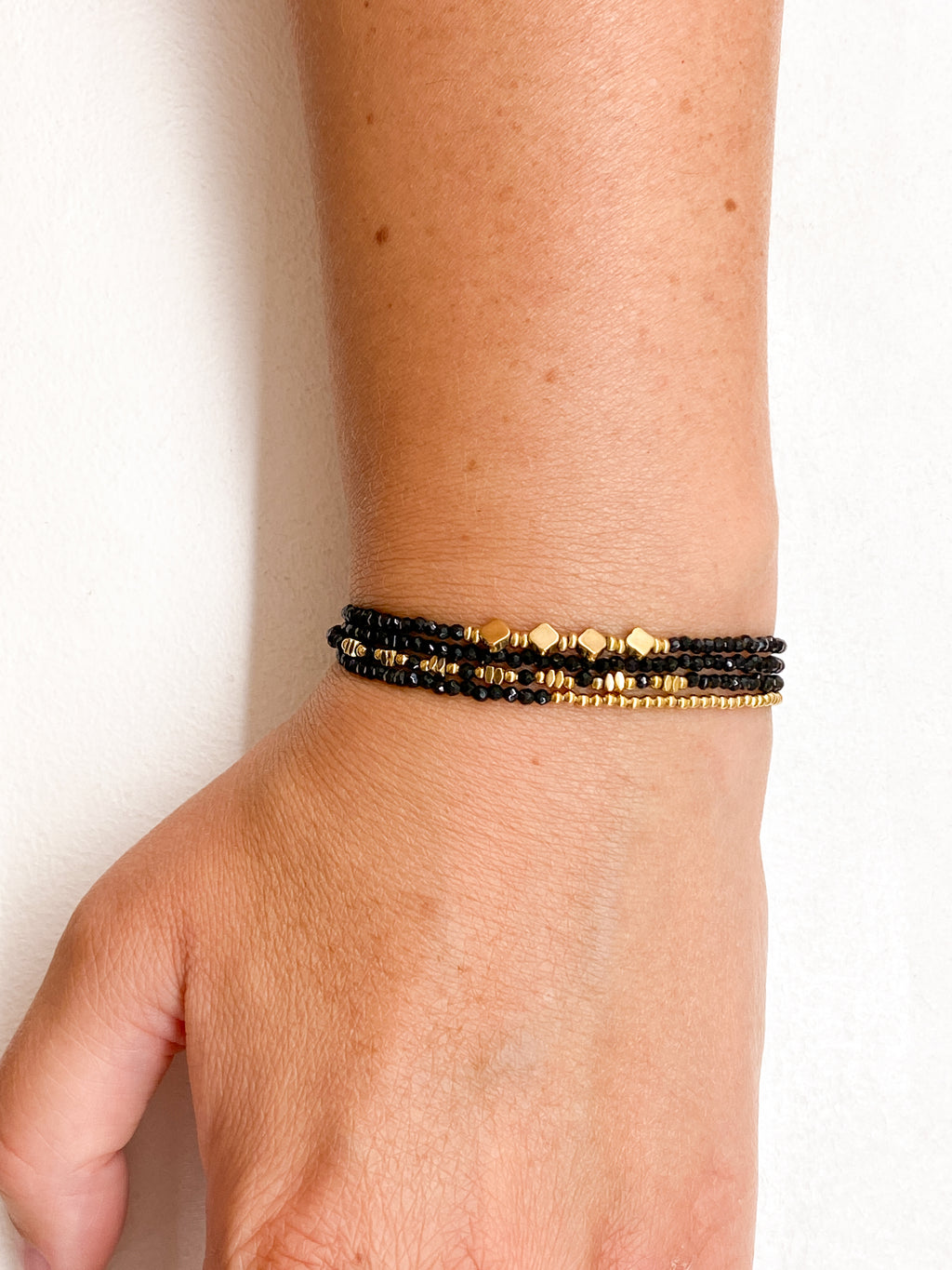 Bracelet à 4 rangs avec détails géométriques en acier inoxydable doré