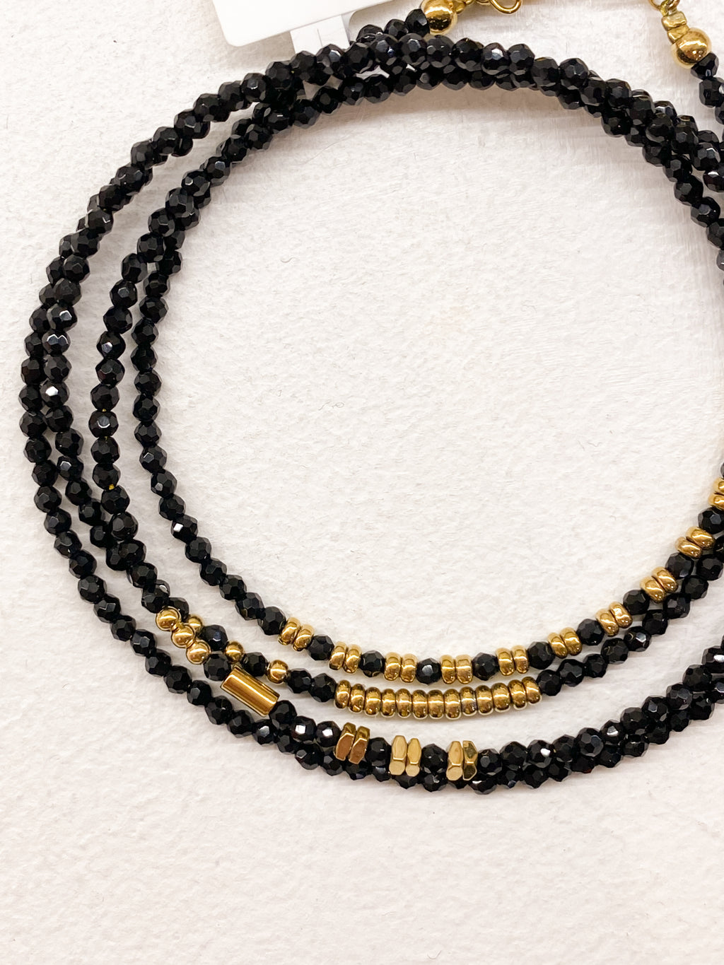 Bracelet minimaliste doré à quatre rangs en plusieurs couleurs