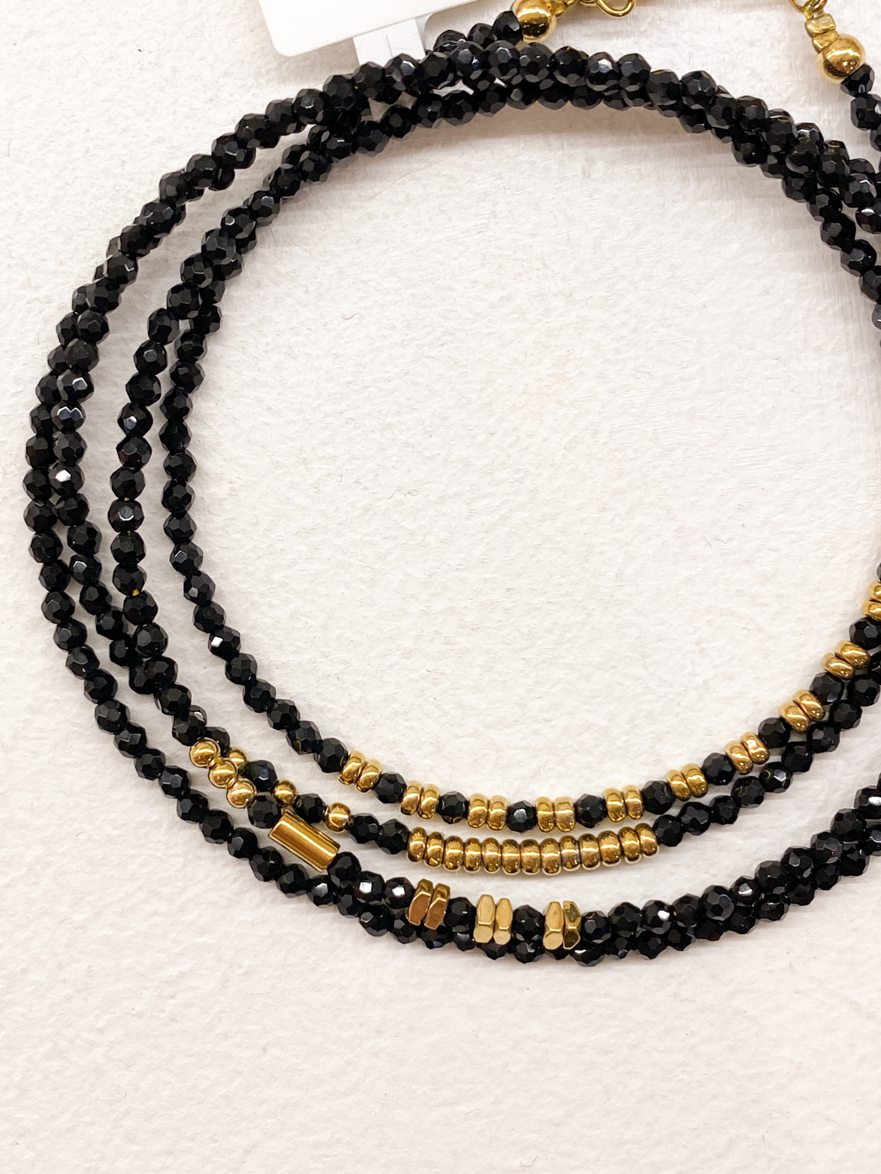 Bracelet minimaliste doré à quatre rangs en plusieurs couleurs