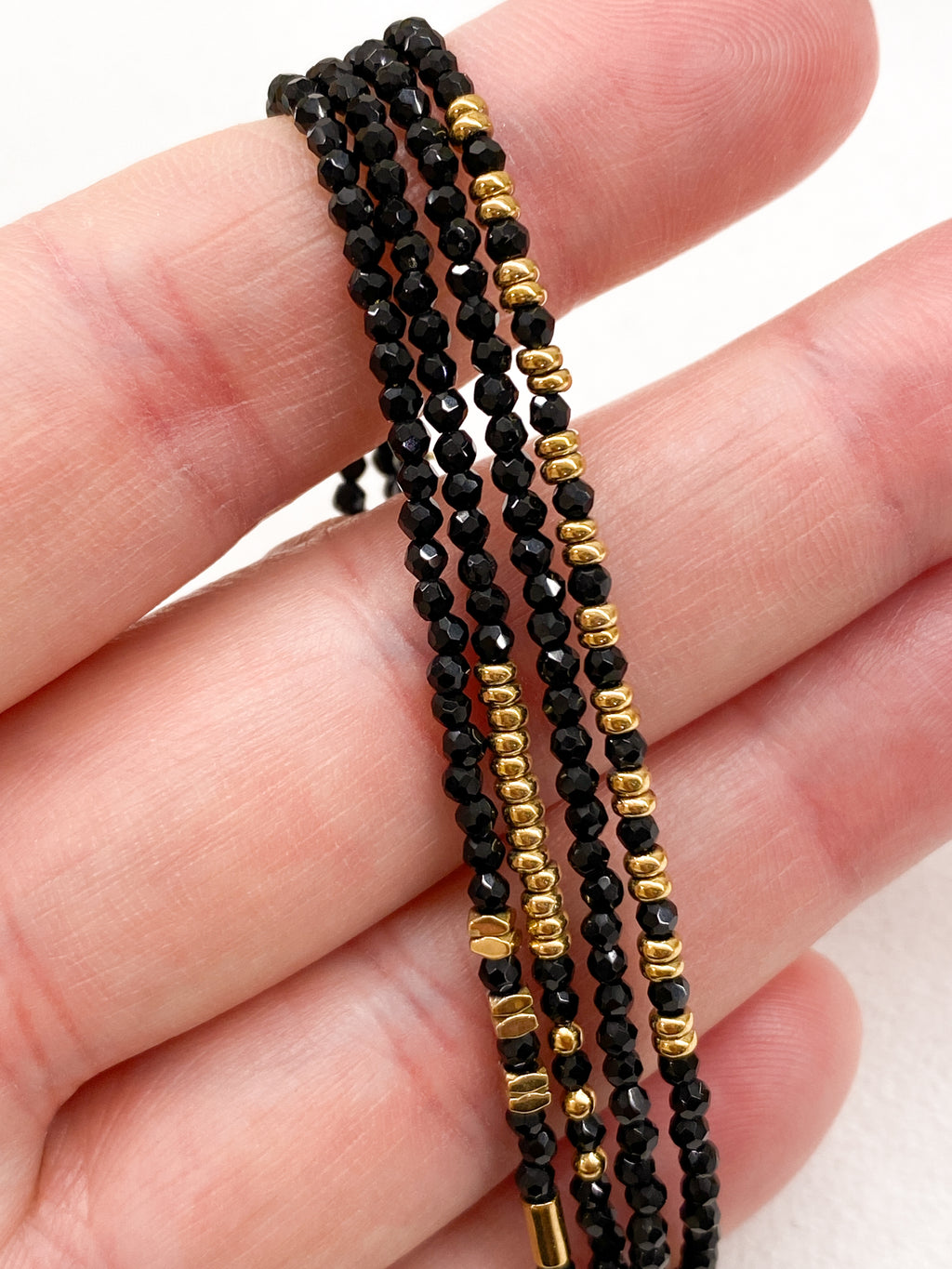 Bracelet minimaliste doré à quatre rangs en plusieurs couleurs