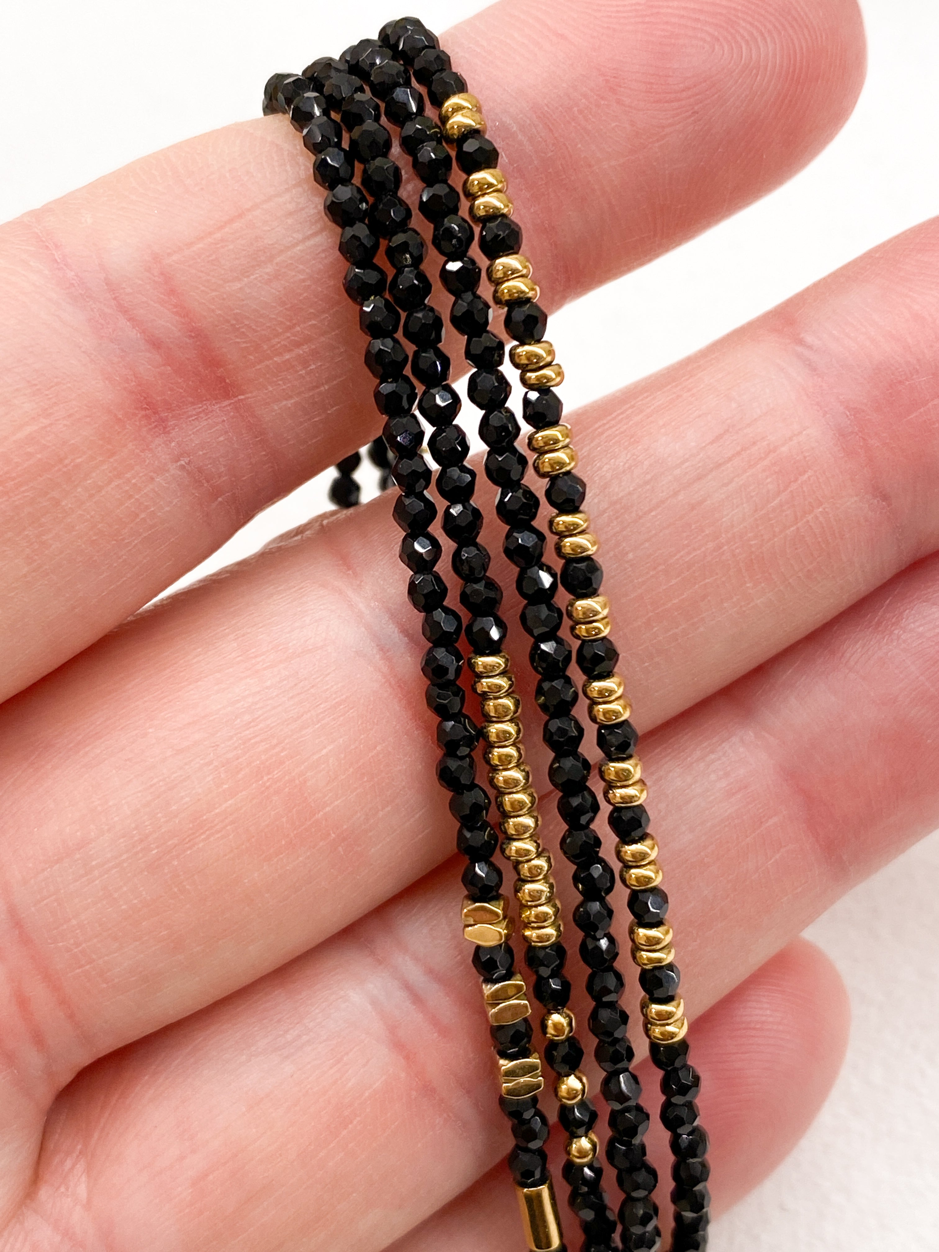 Bracelet minimaliste doré à quatre rangs en plusieurs couleurs