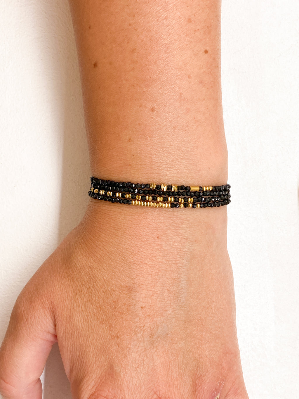 Bracelet minimaliste doré à quatre rangs en plusieurs couleurs