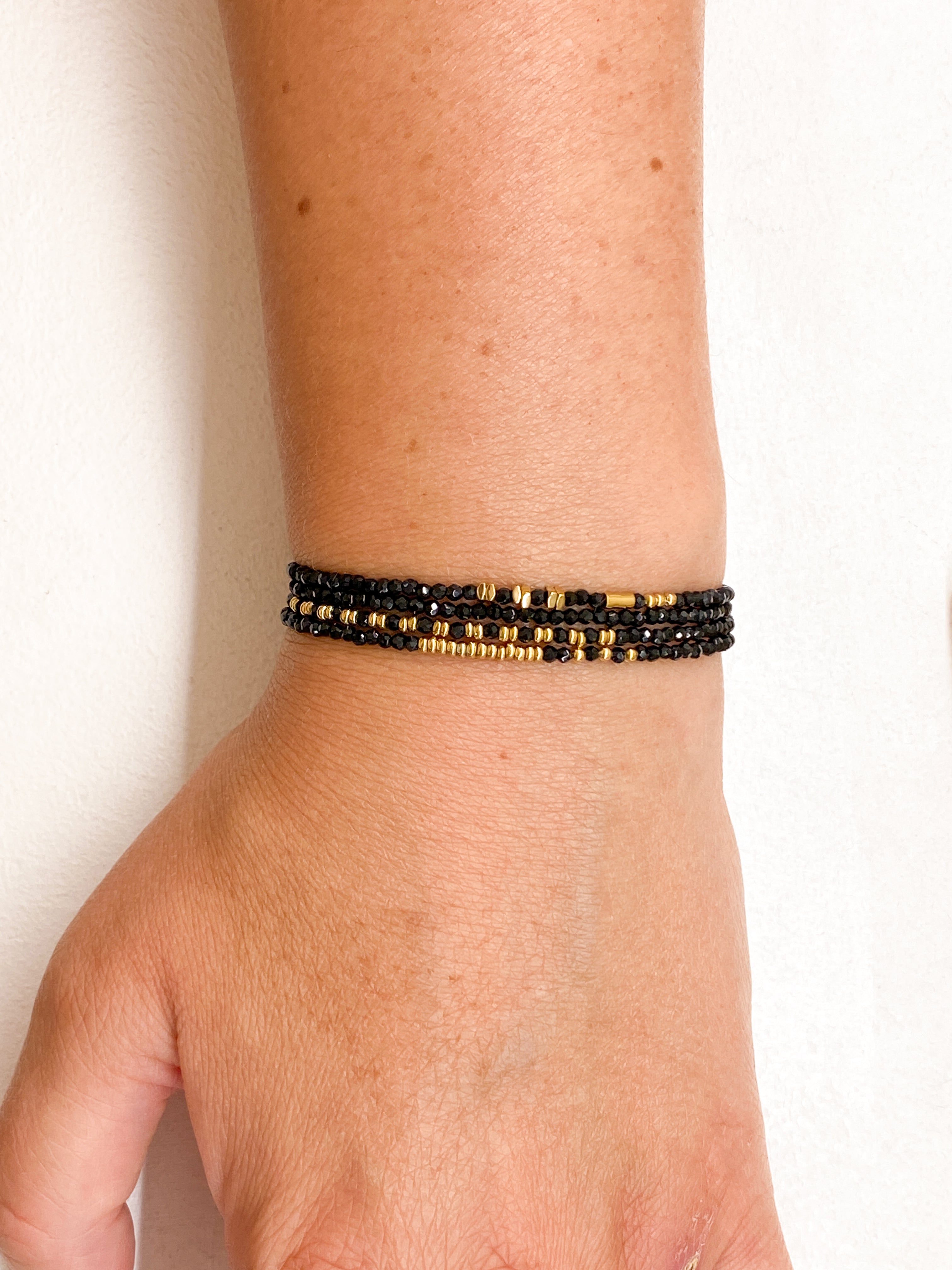 Bracelet minimaliste doré à quatre rangs en plusieurs couleurs