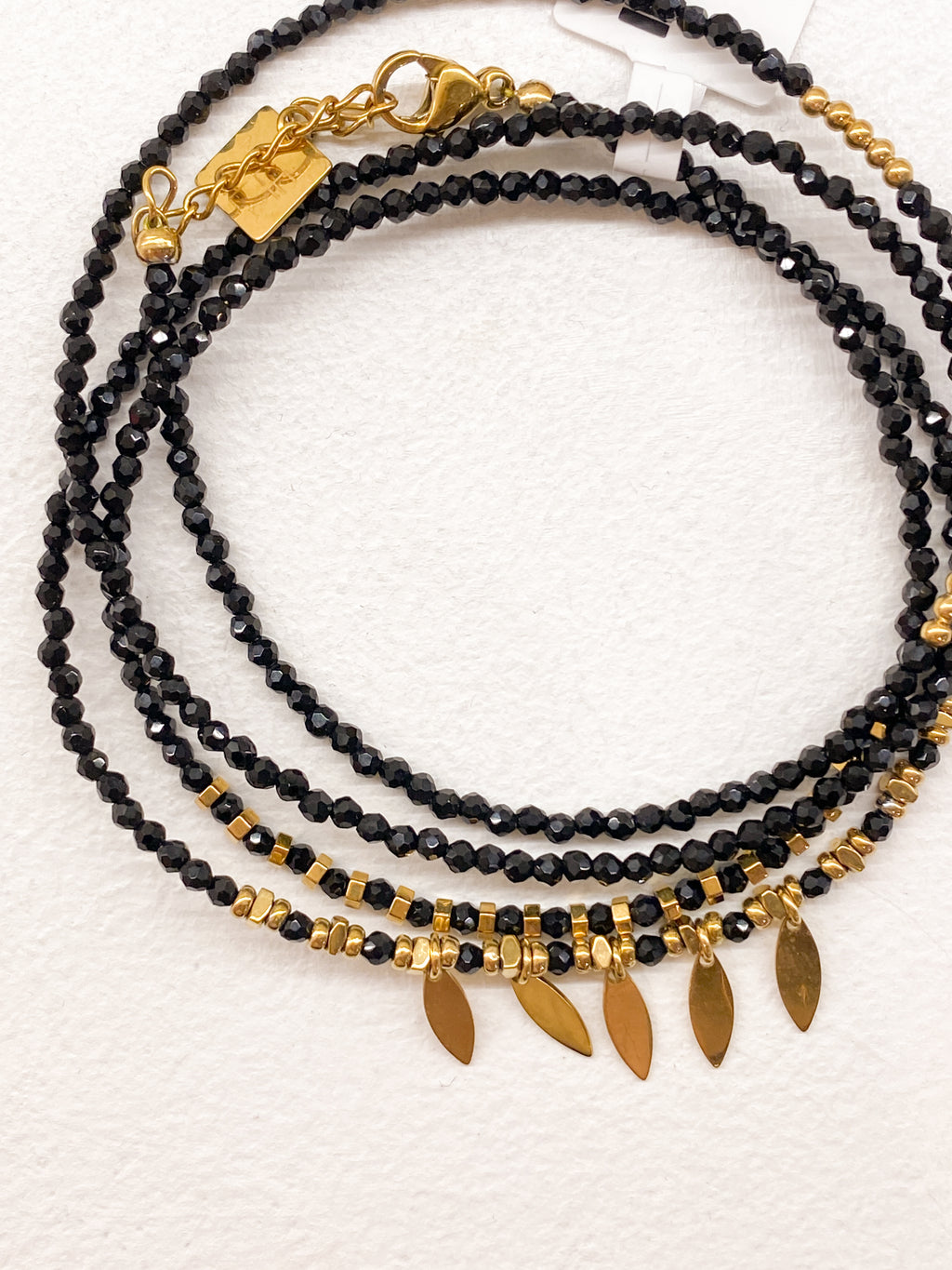 Bracelet multi-tour à pendentifs feuilles dorées et pierres naturelles