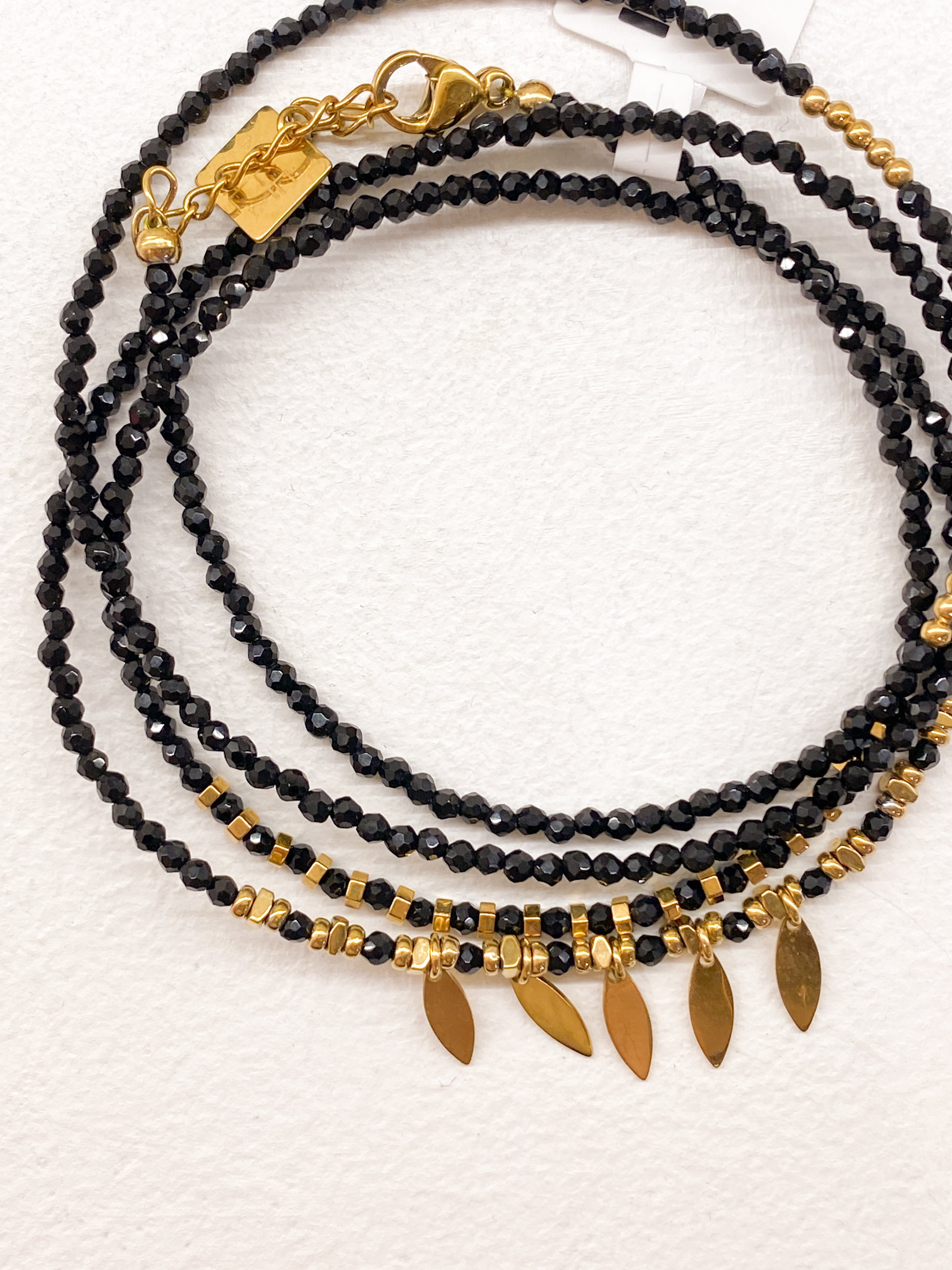 Bracelet multi-tour à pendentifs feuilles dorées et pierres naturelles
