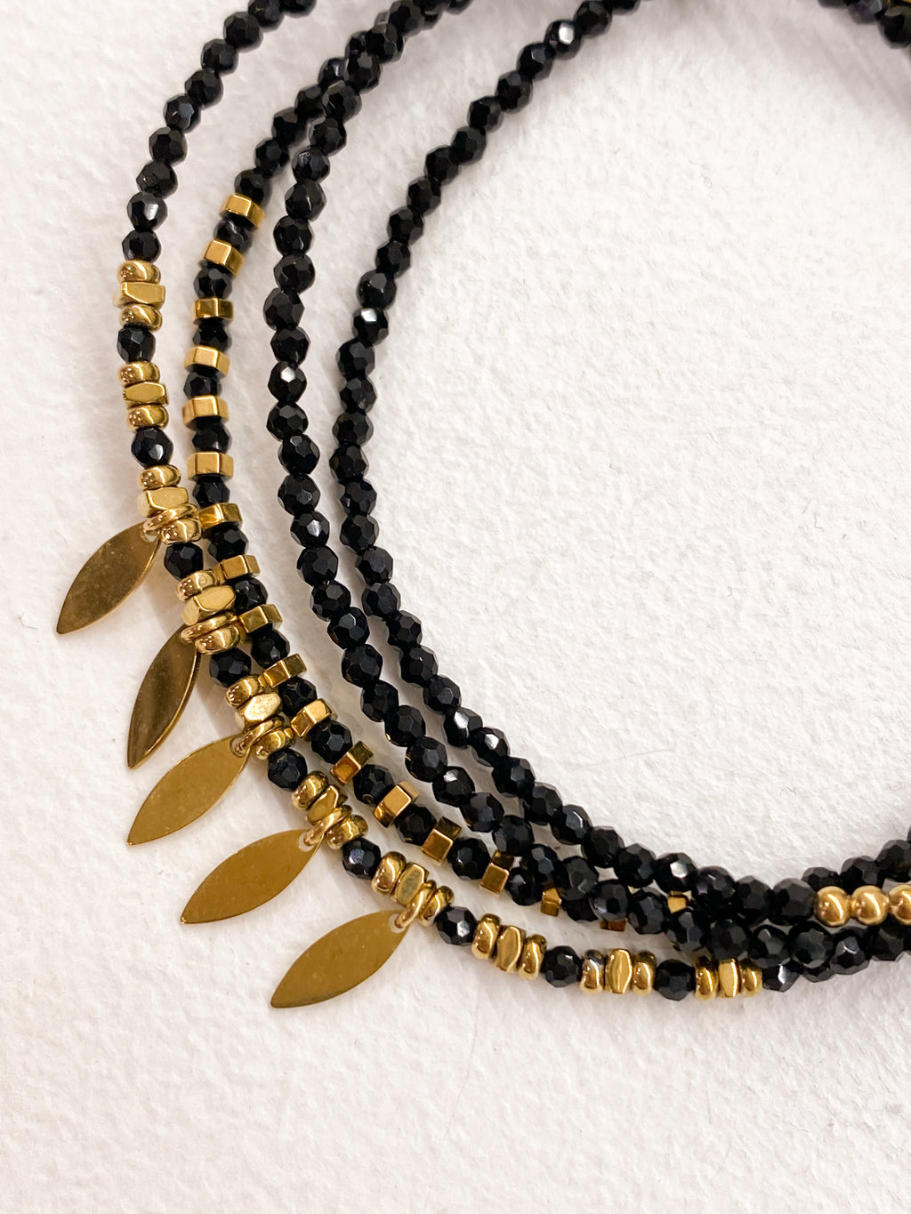 Bracelet multi-tour à pendentifs feuilles dorées et pierres naturelles