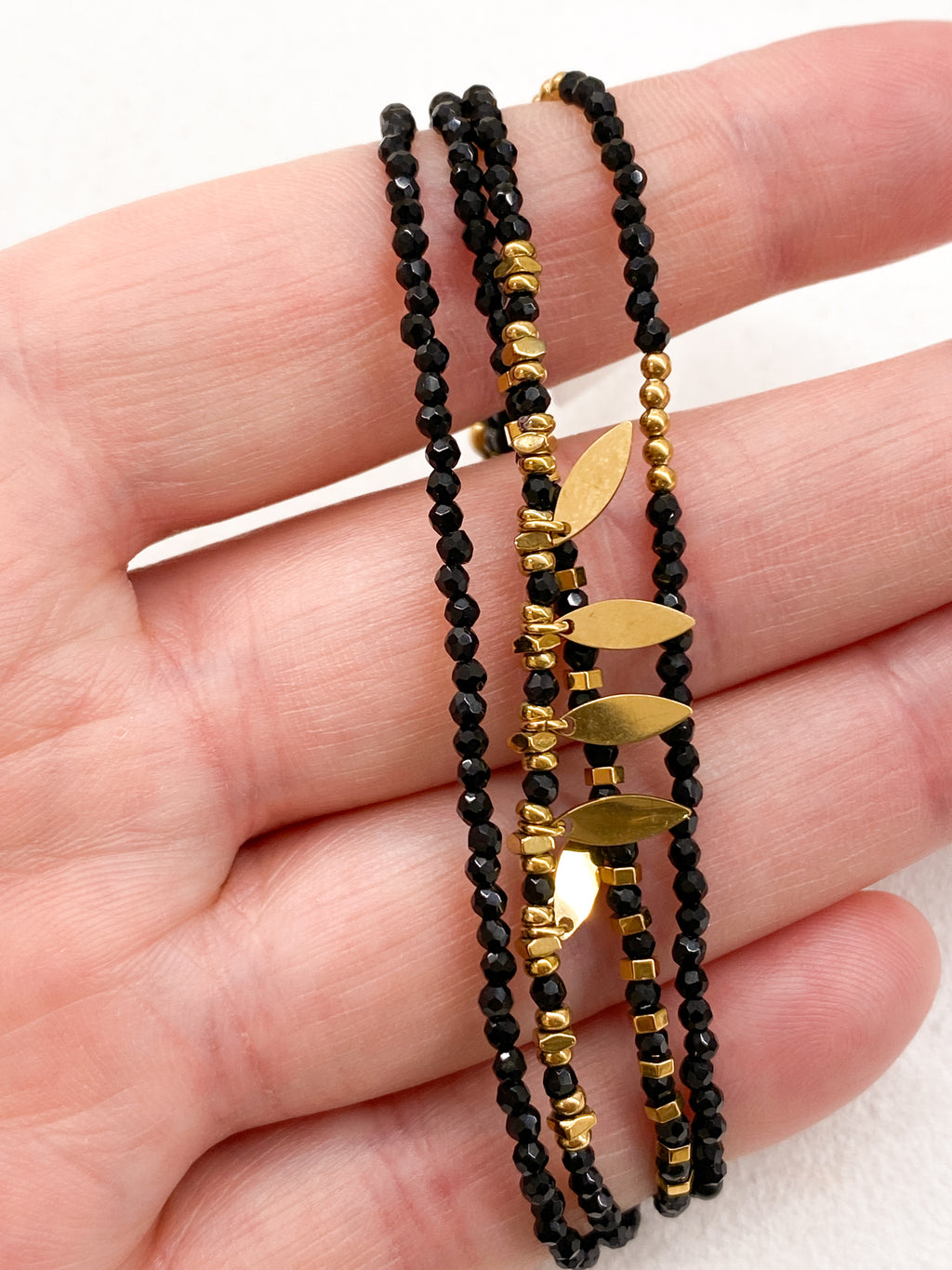 Bracelet multi-tour à pendentifs feuilles dorées et pierres naturelles