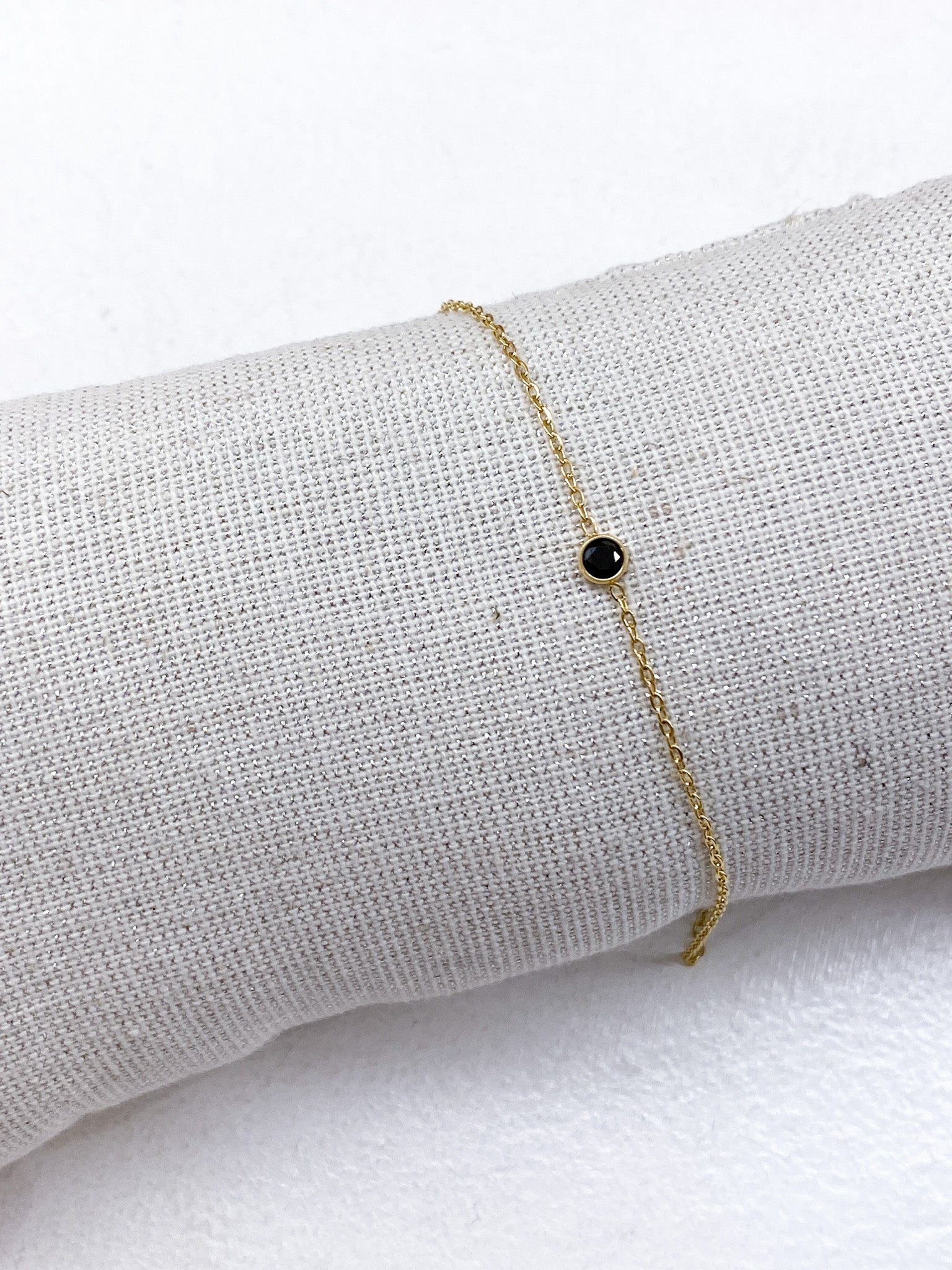Bracelet fin doré à strass noir central