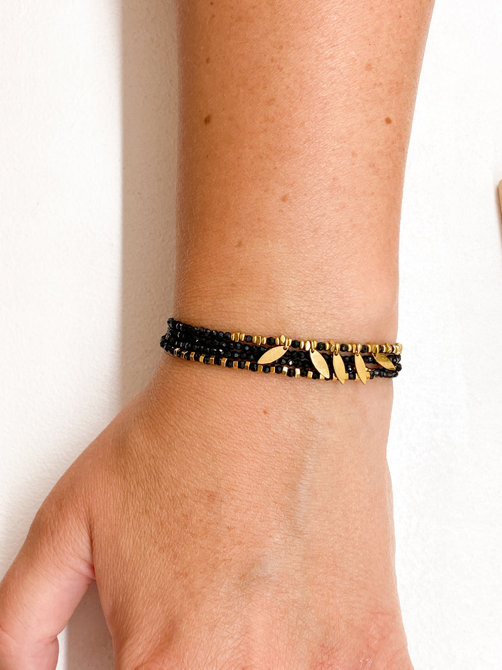 Bracelet multi-tour à pendentifs feuilles dorées et pierres naturelles