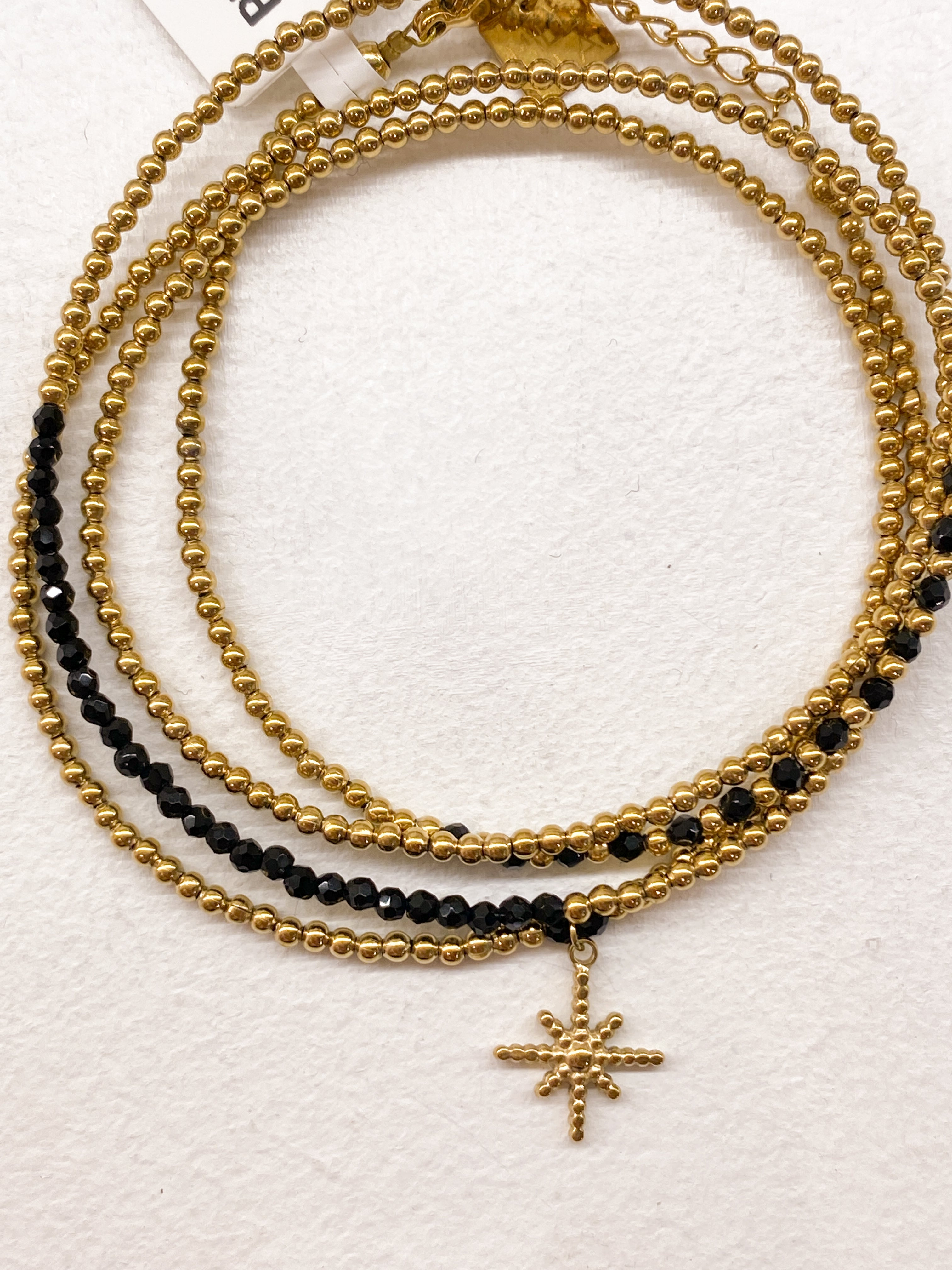 Bracelet étoile dorée et perles à 4 tours en plusieurs couleurs