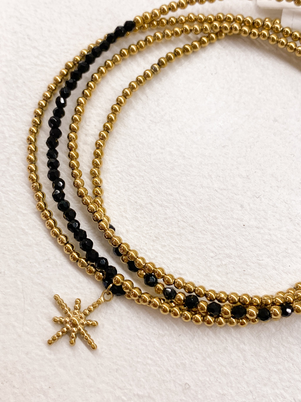 Bracelet étoile dorée et perles à 4 tours en plusieurs couleurs