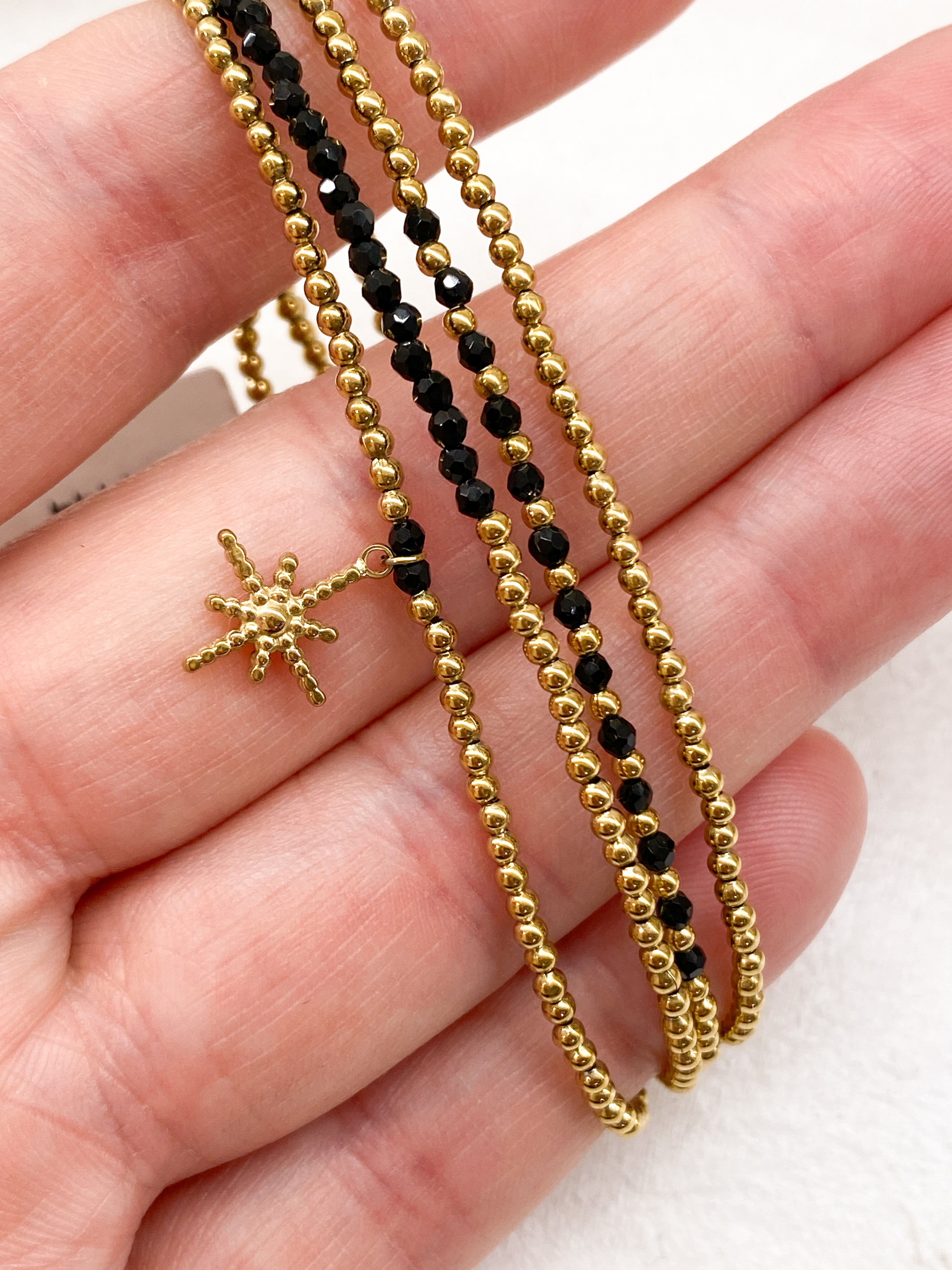 Bracelet étoile dorée et perles à 4 tours en plusieurs couleurs