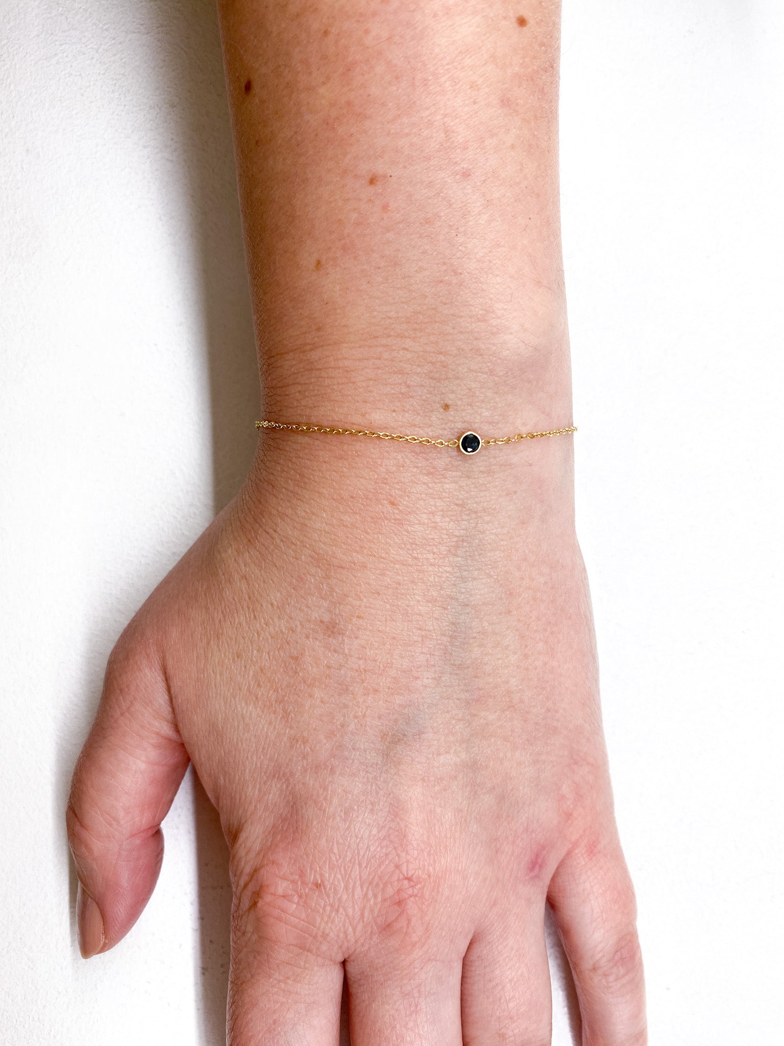 Bracelet fin doré à strass noir central