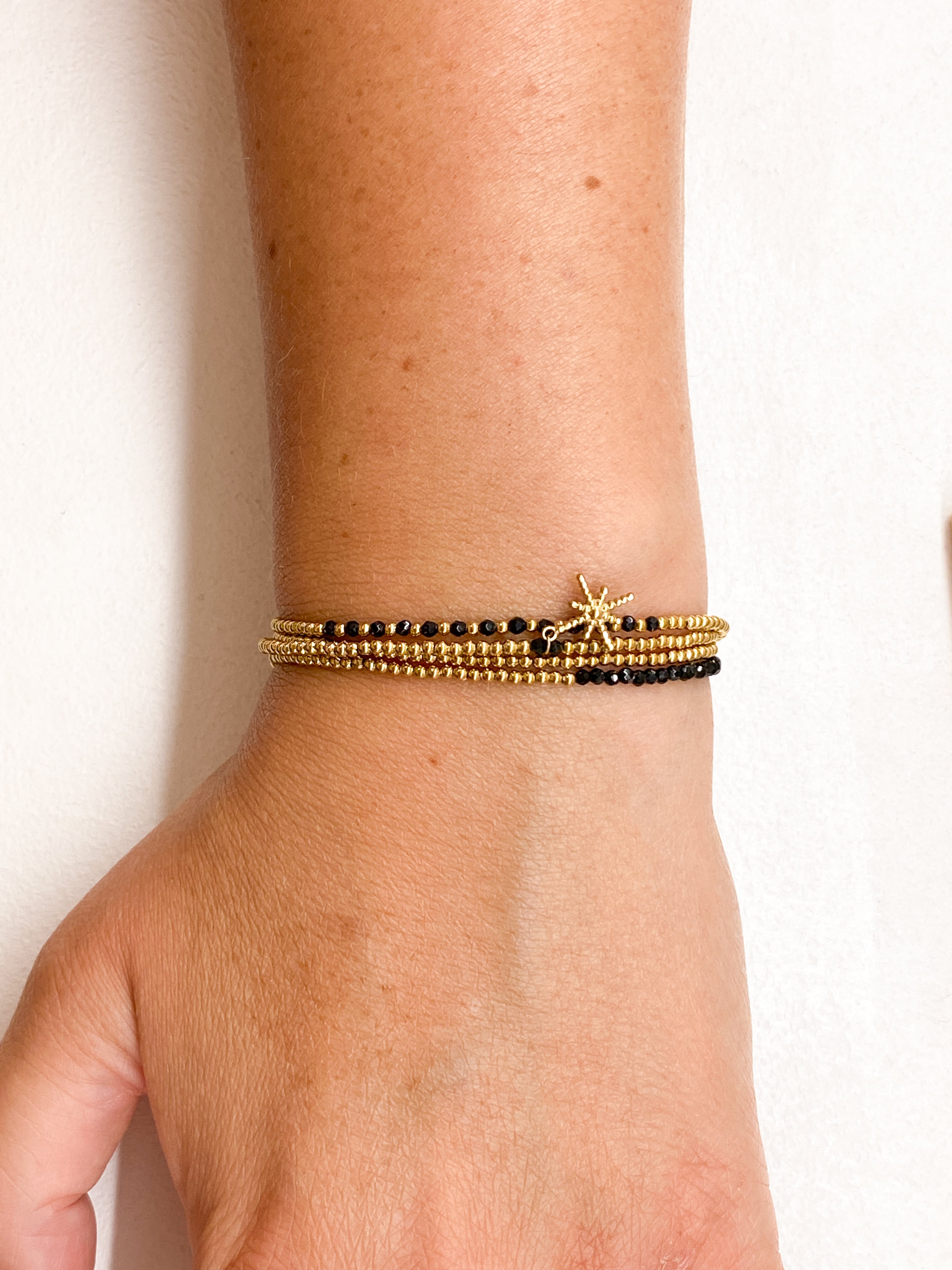 Bracelet étoile dorée et perles à 4 tours en plusieurs couleurs