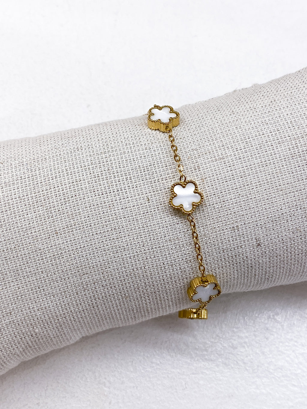 Bracelet fin doré à fleurs nacrées