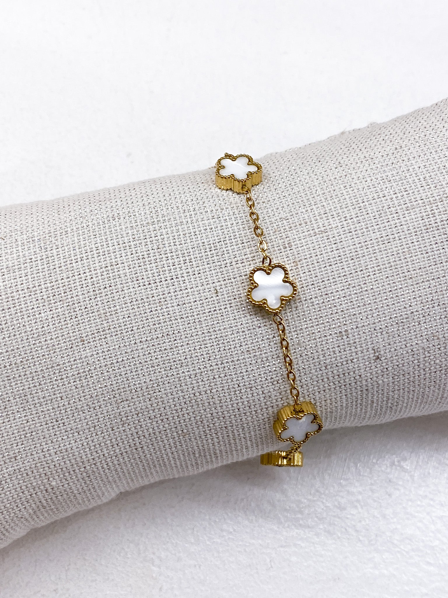 Bracelet fin doré à fleurs nacrées