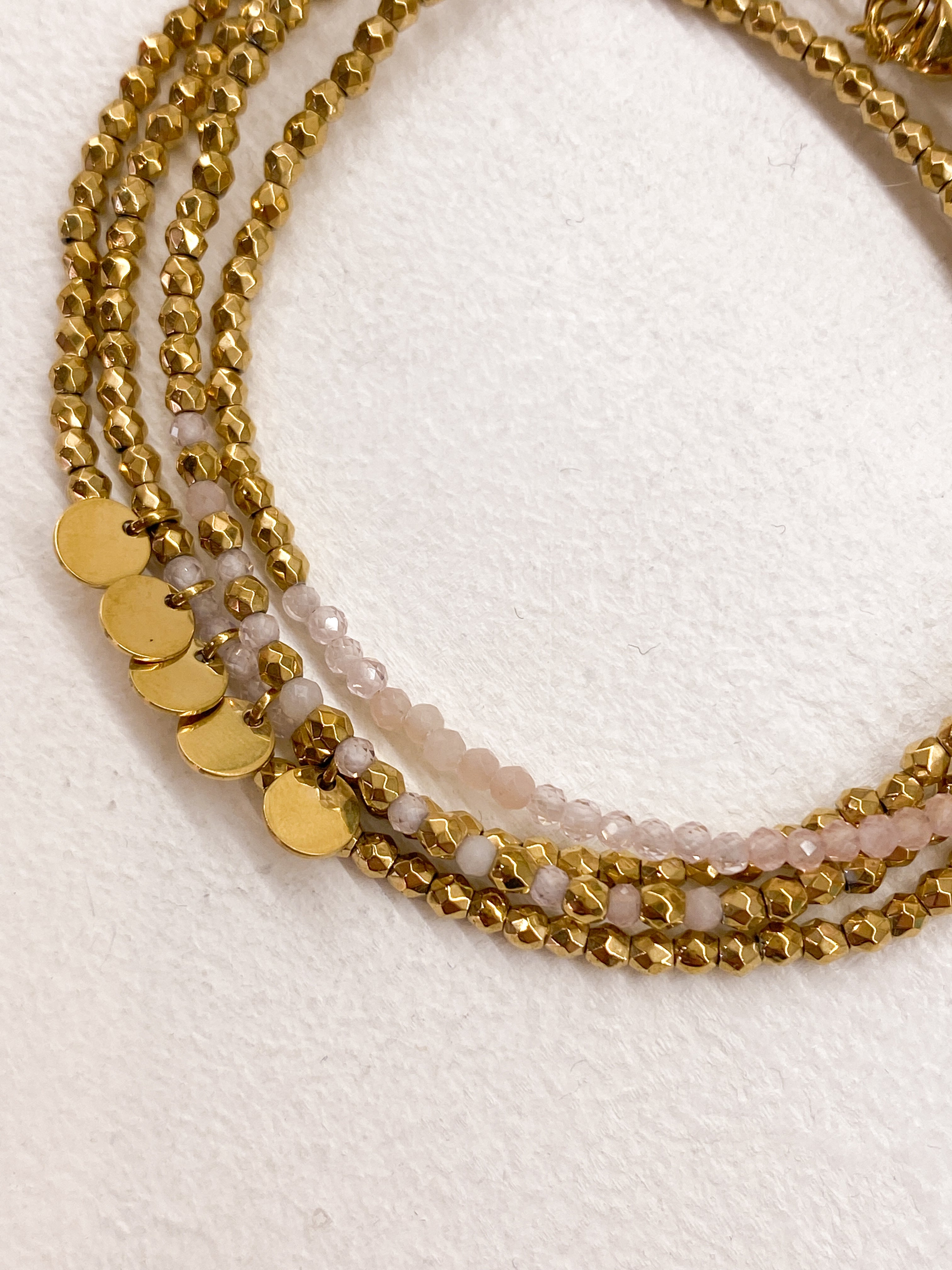 Bracelet doré multi-rangs avec pampilles et pierres naturelles discrètes