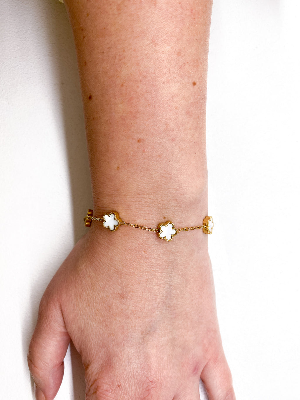 Bracelet fin doré à fleurs nacrées