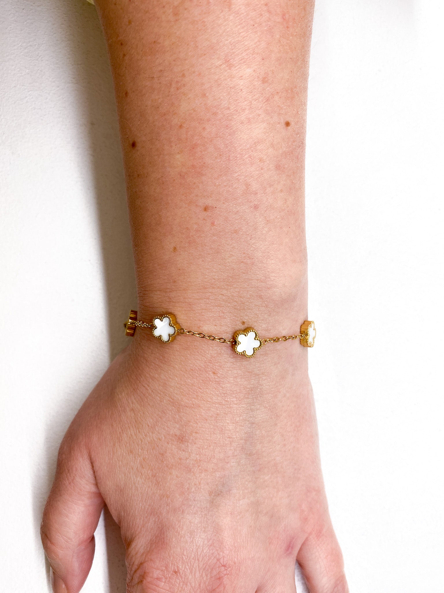 Bracelet fin doré à fleurs nacrées