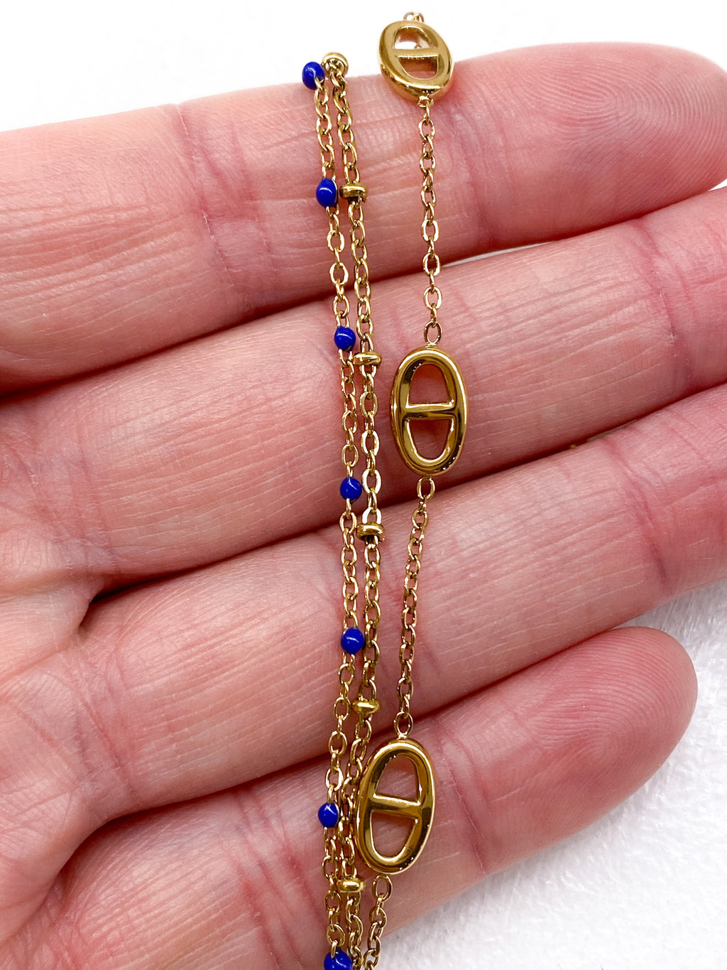 Bracelet fin doré multi-rangs à maillons et perles