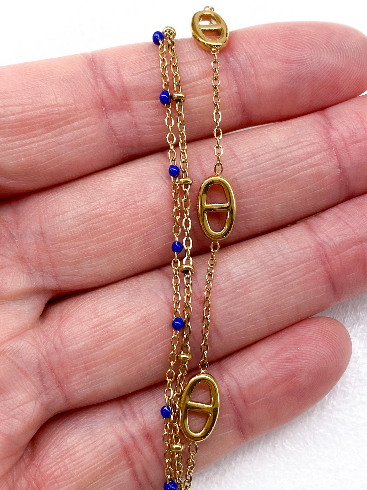 Bracelet fin doré multi-rangs à maillons et perles