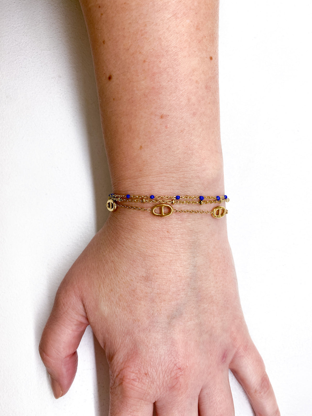 Bracelet fin doré multi-rangs à maillons et perles