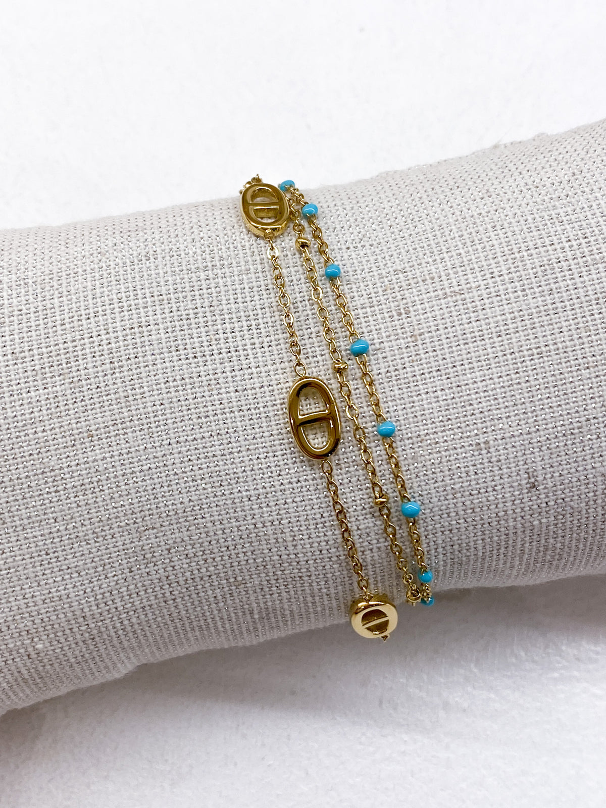 Bracelet fin doré multi-rangs à maillons et perles