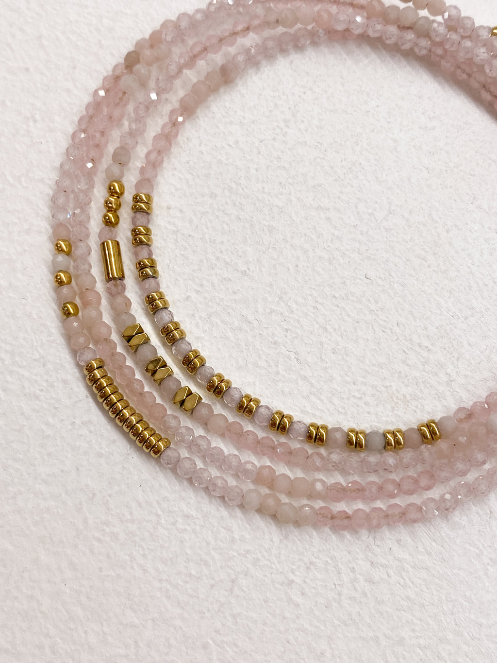 Bracelet minimaliste doré à quatre rangs en plusieurs couleurs