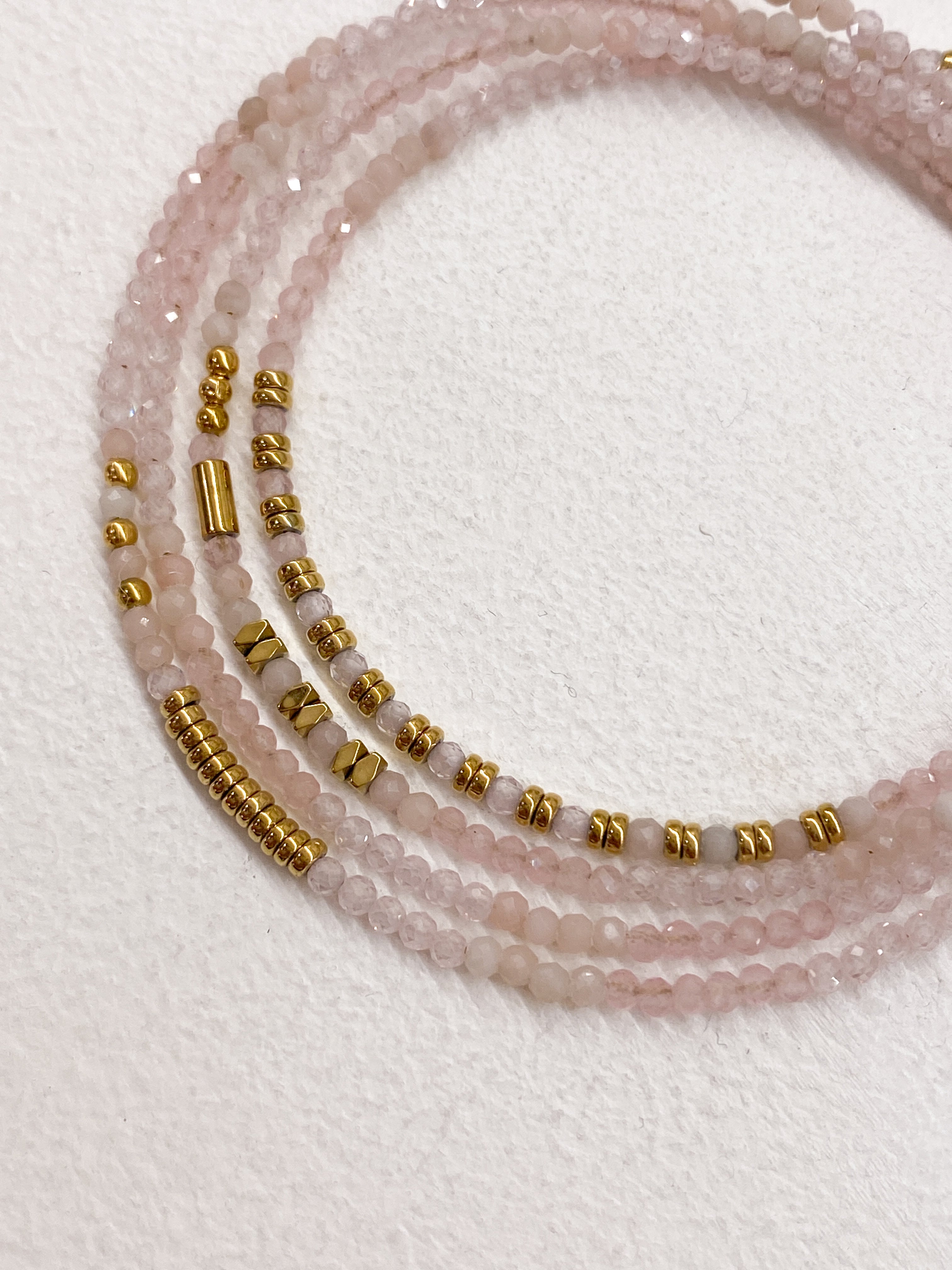 Bracelet minimaliste doré à quatre rangs en plusieurs couleurs