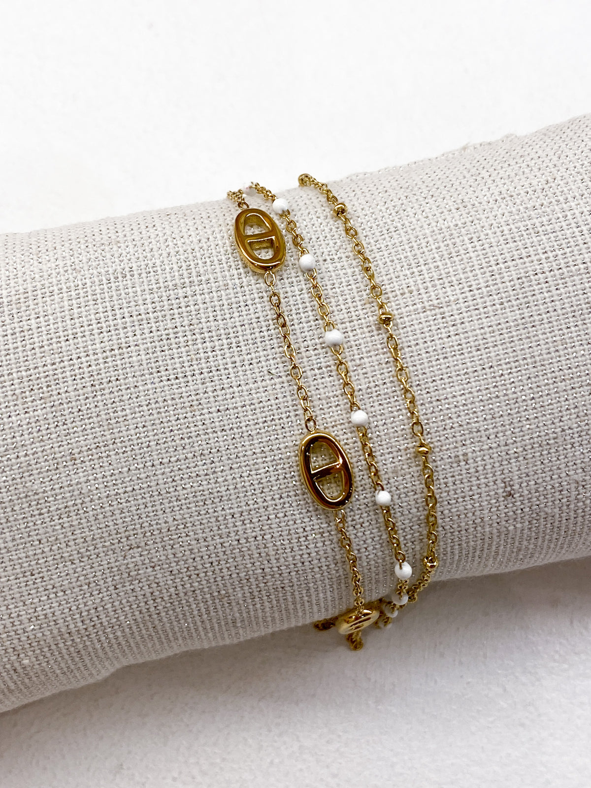 Bracelet fin doré multi-rangs à maillons et perles
