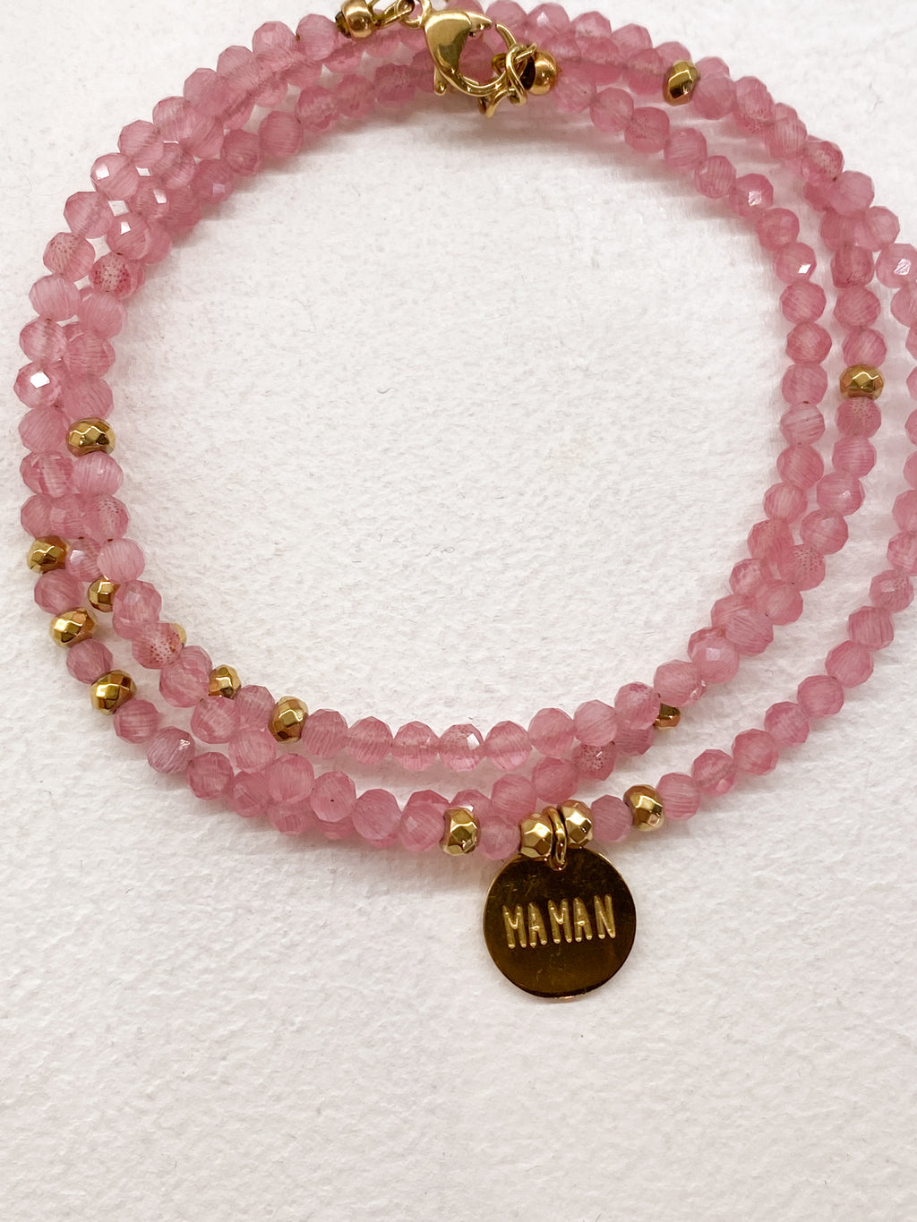 Bracelet trois rangs rose avec médaille gravée «Maman»