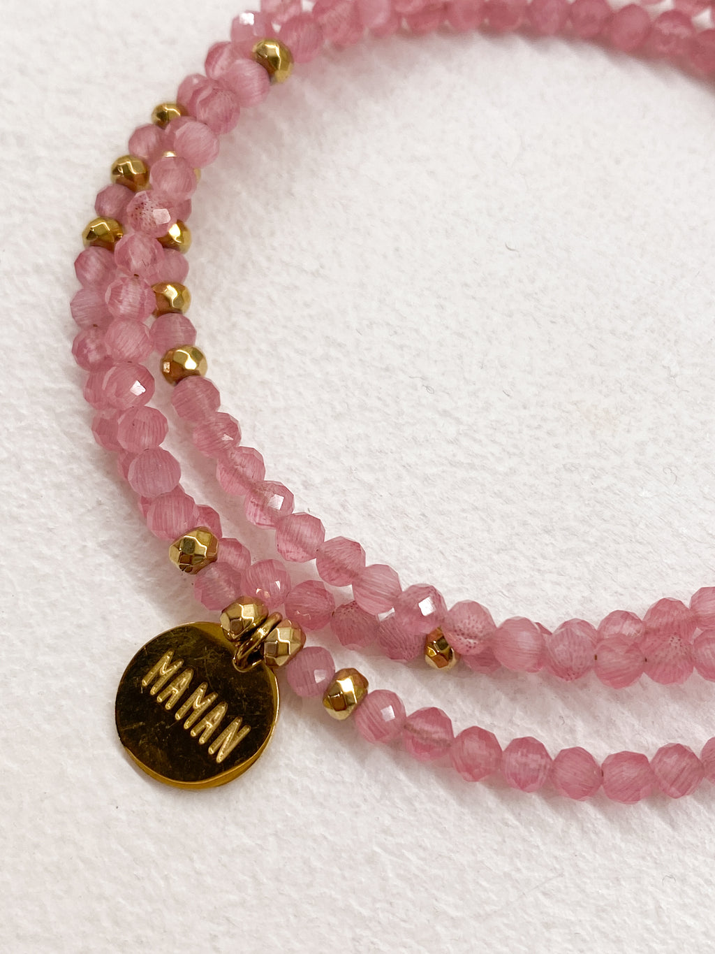 Bracelet trois rangs rose avec médaille gravée «Maman»