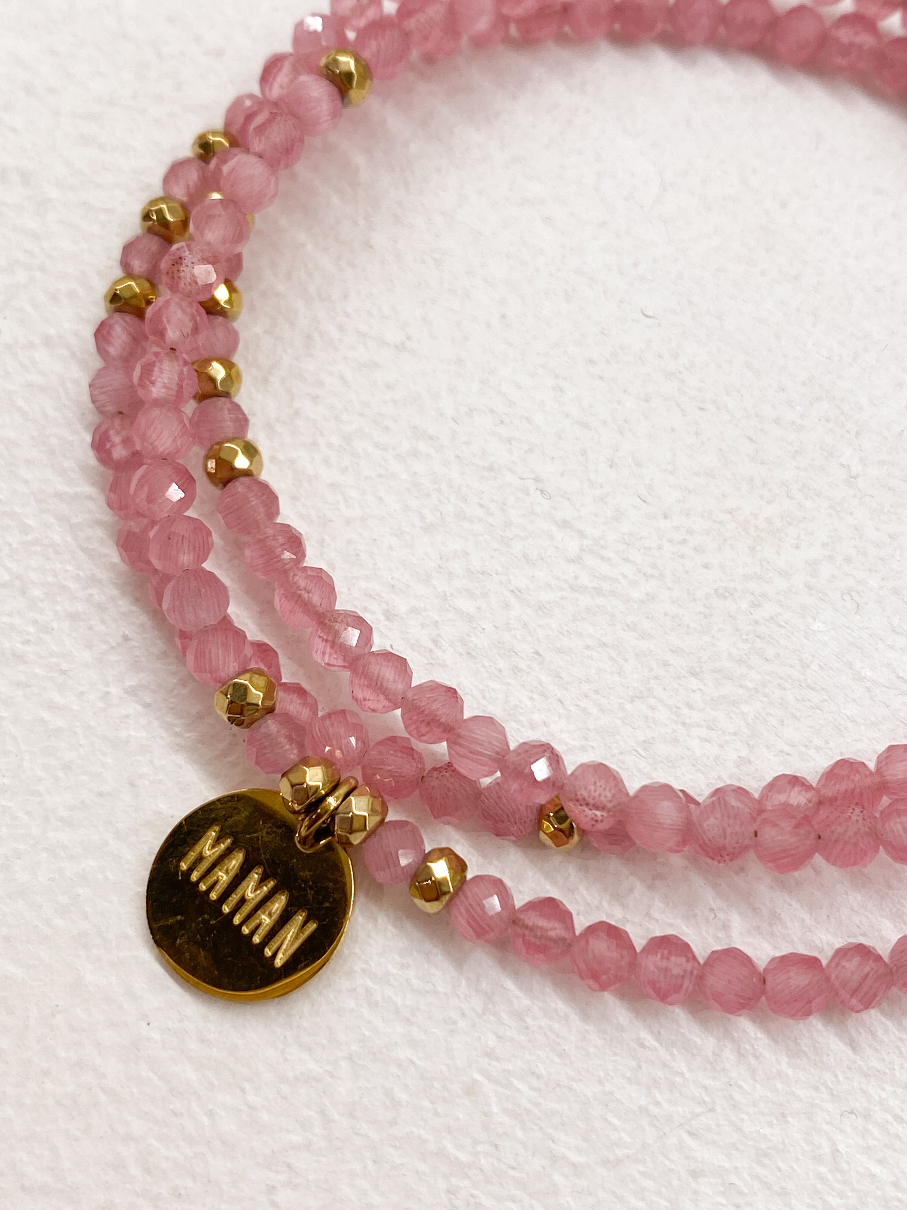Bracelet trois rangs rose avec médaille gravée «Maman»