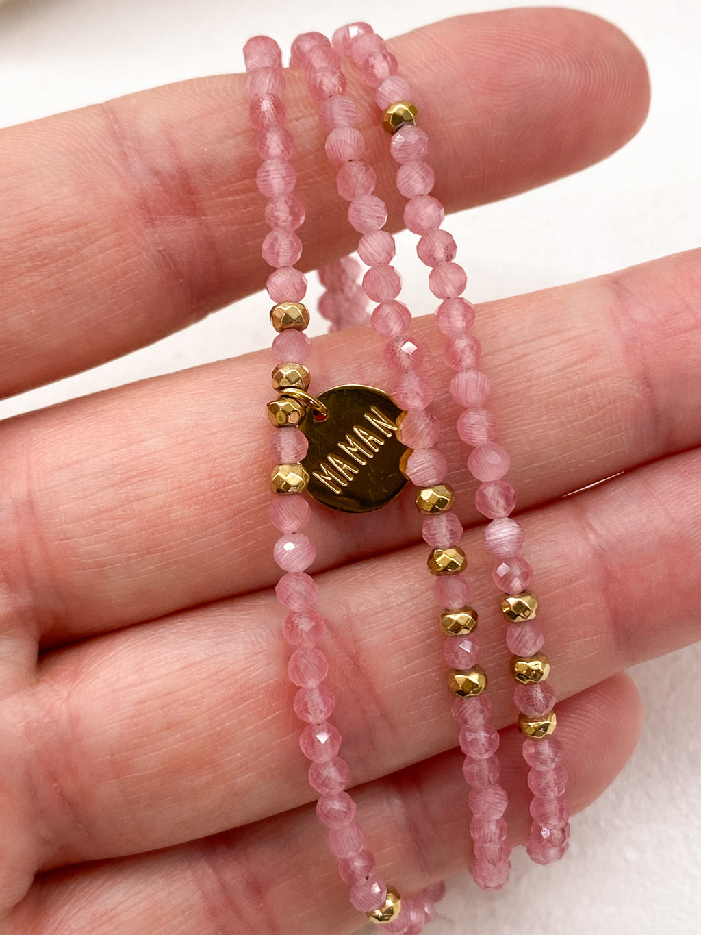 Bracelet trois rangs rose avec médaille gravée «Maman»