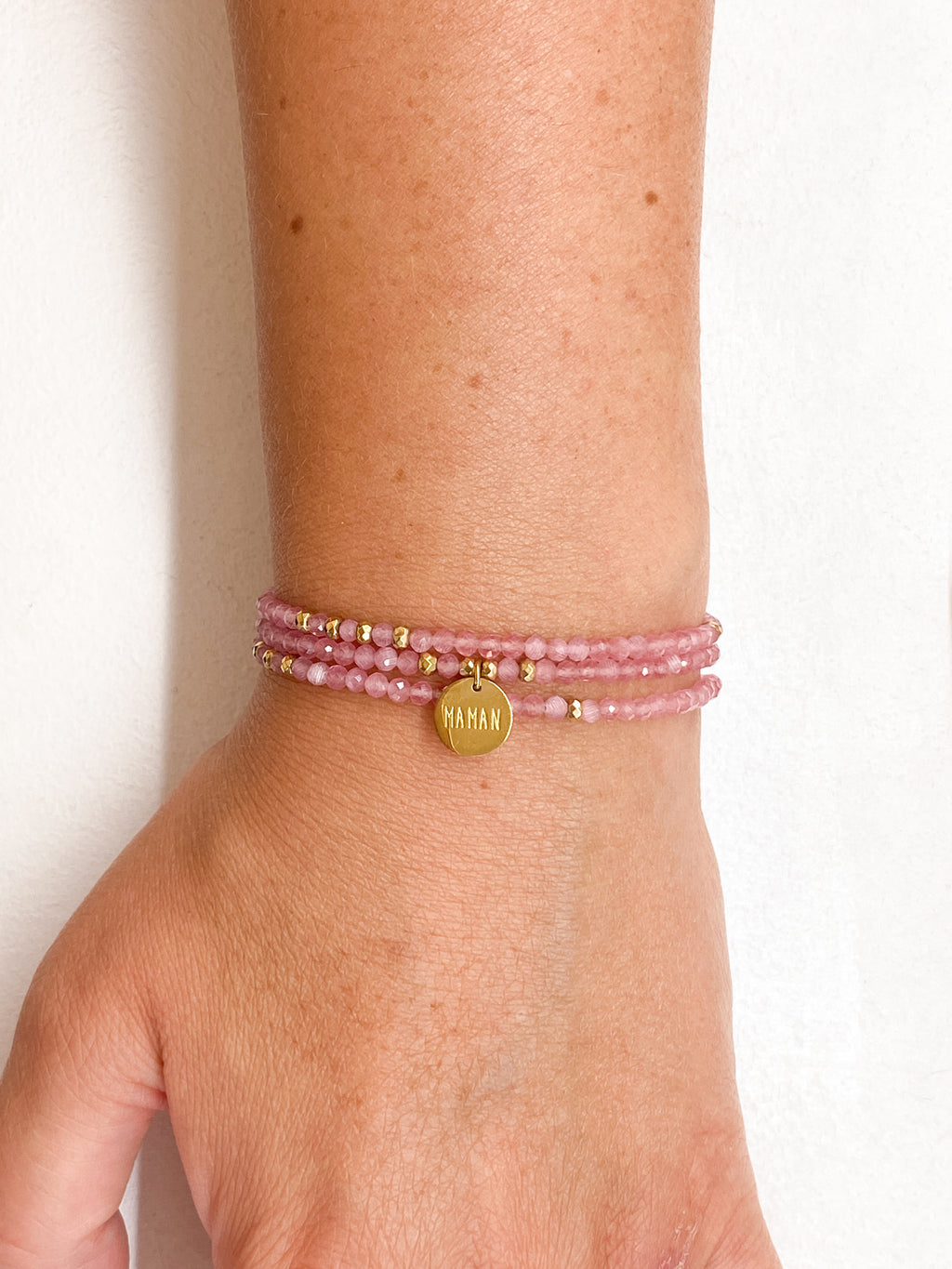 Bracelet trois rangs rose avec médaille gravée «Maman»
