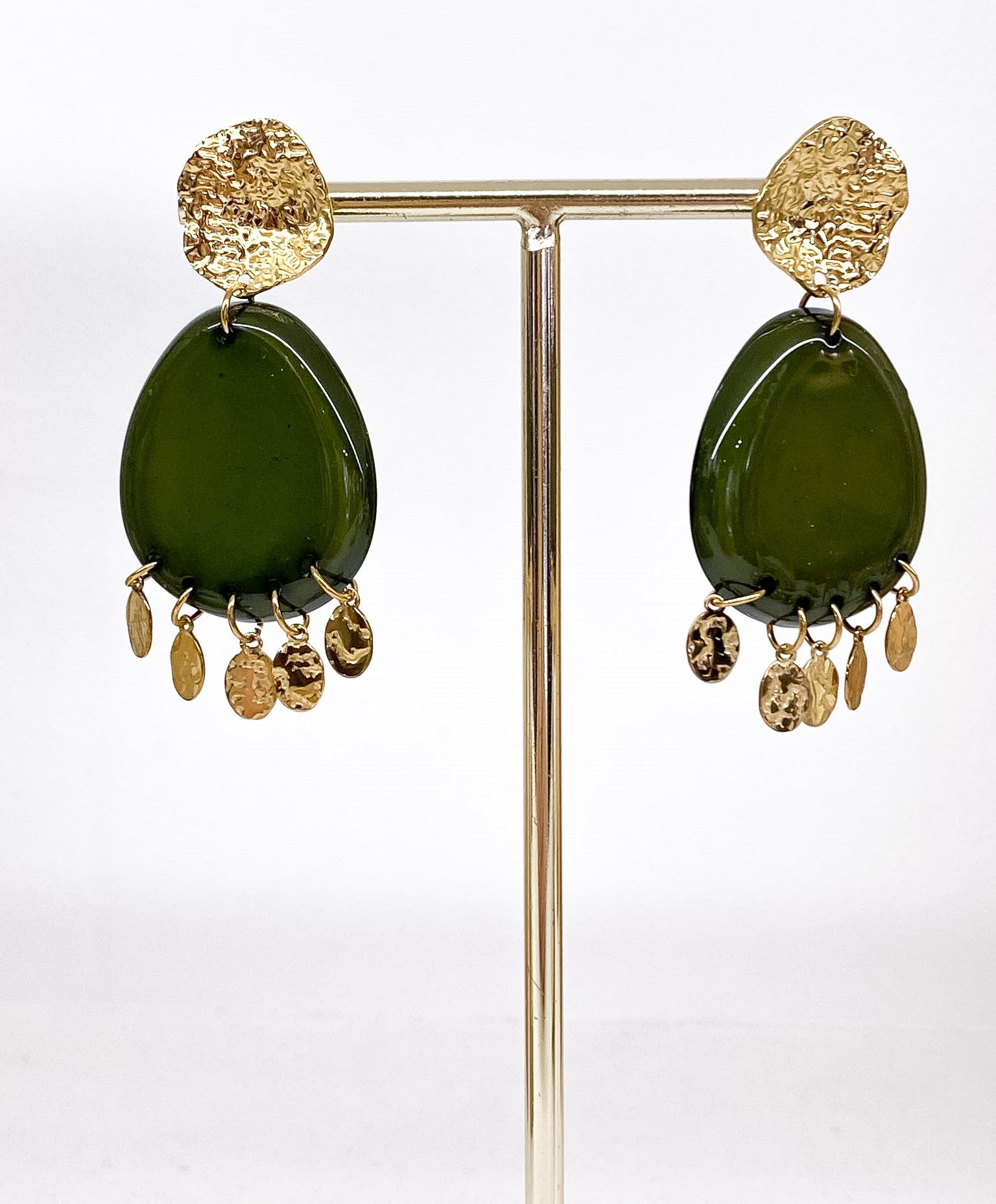 Boucles d’oreilles à pampilles martelées et résine colorée