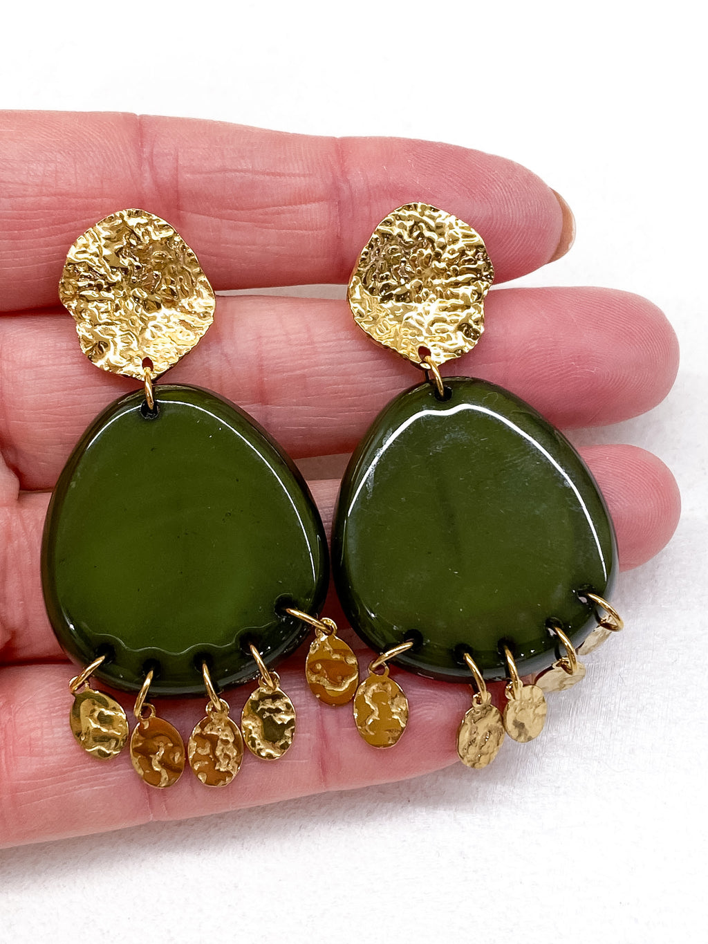Boucles d’oreilles à pampilles martelées et résine colorée
