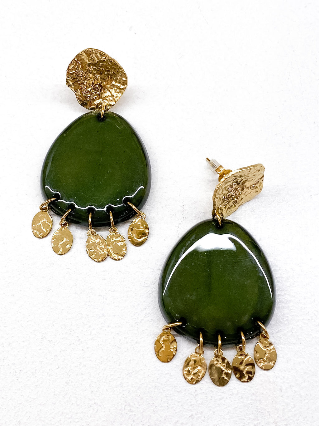 Boucles d’oreilles à pampilles martelées et résine colorée