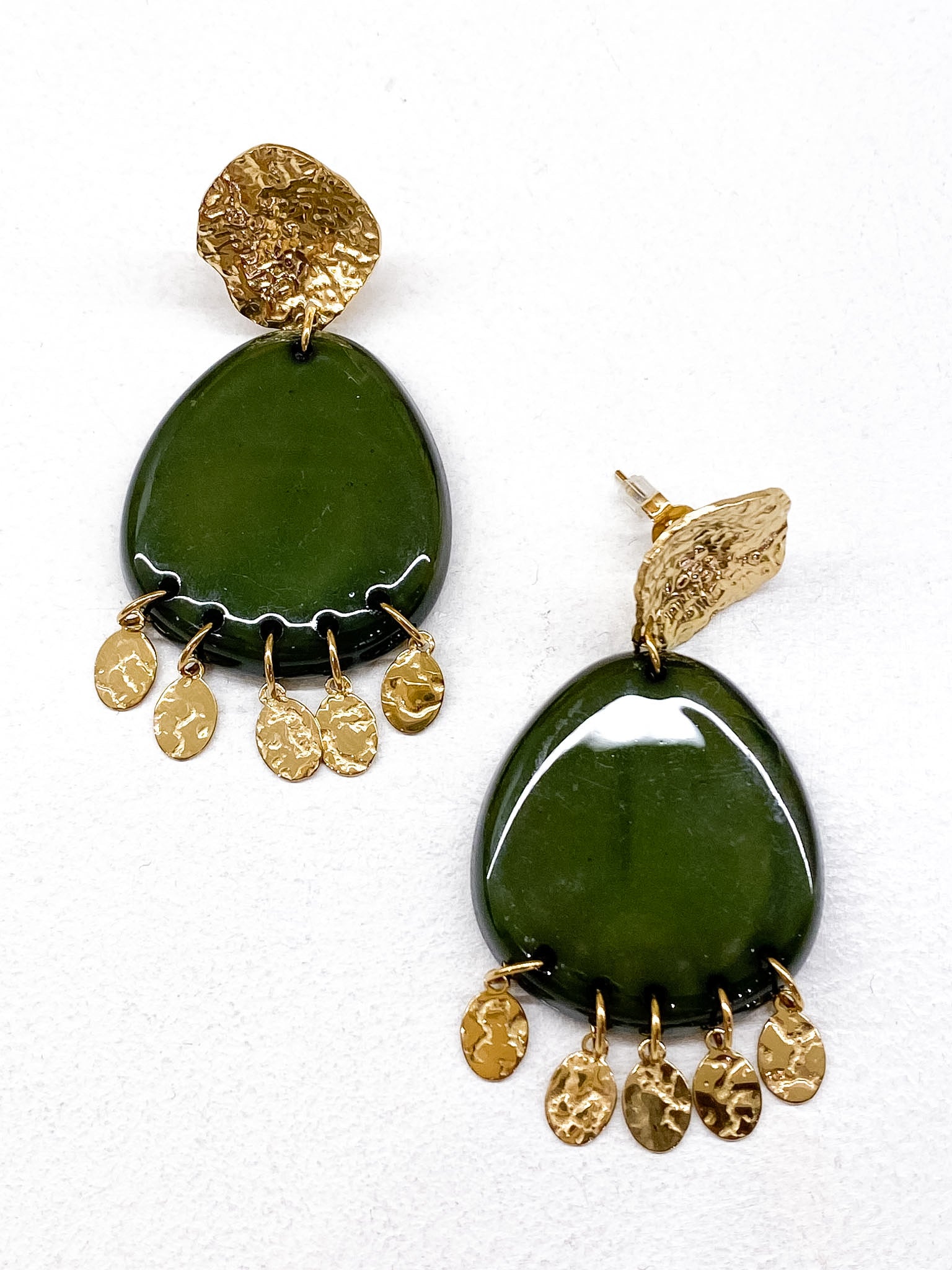 Boucles d’oreilles à pampilles martelées et résine colorée