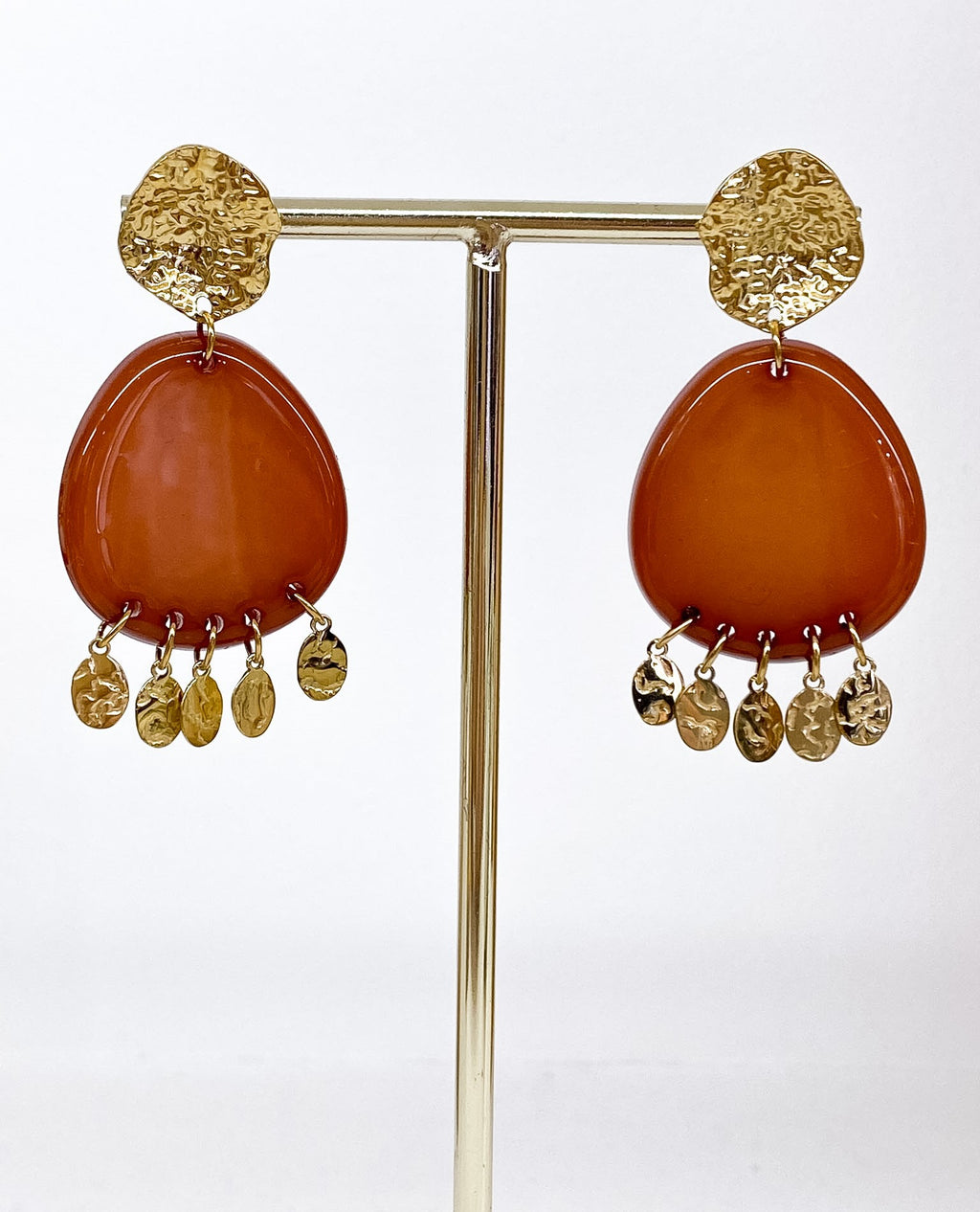 Boucles d’oreilles à pampilles martelées et résine colorée
