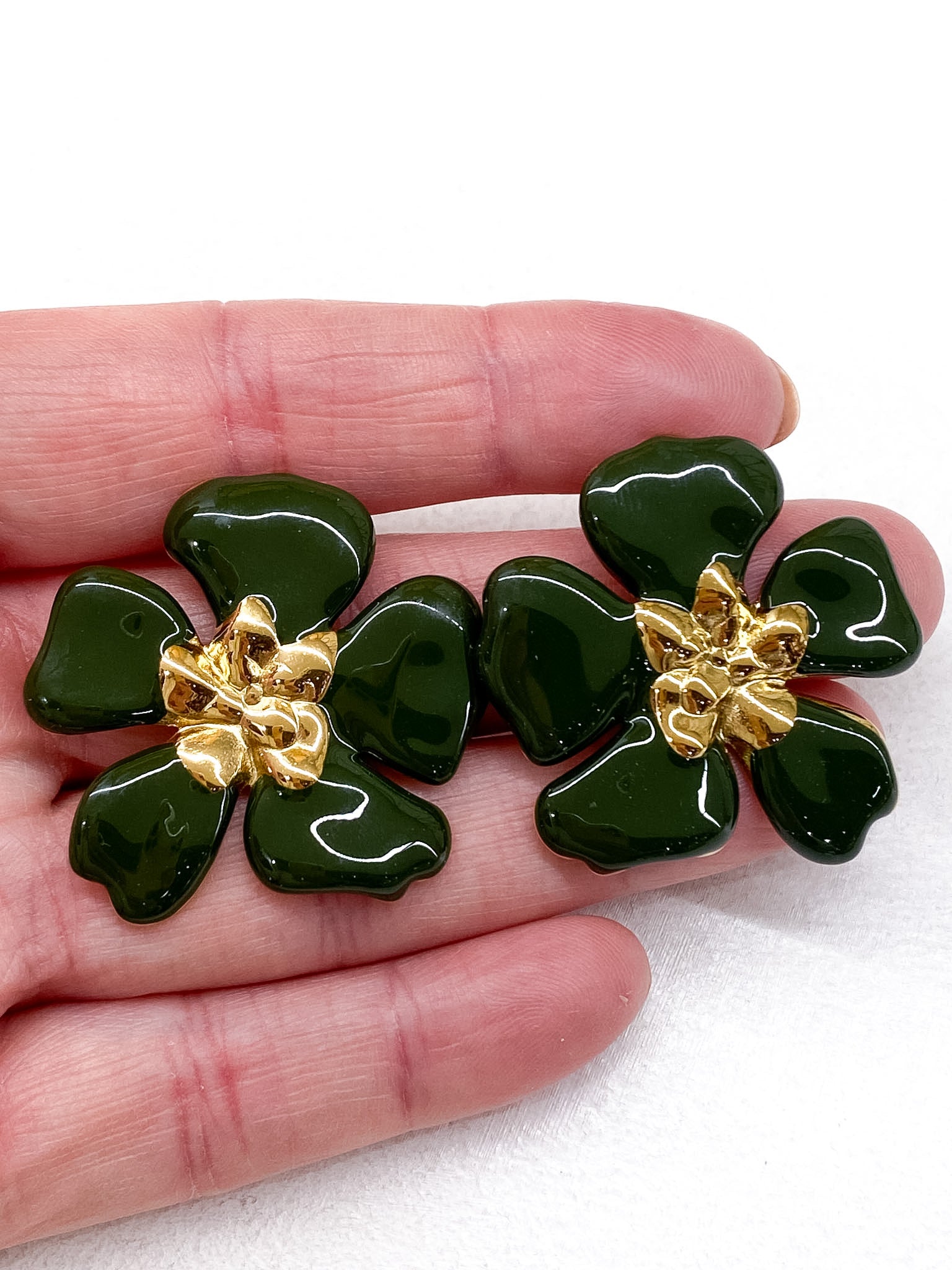 Boucles d’oreilles dorées à pétales colorés émaillées