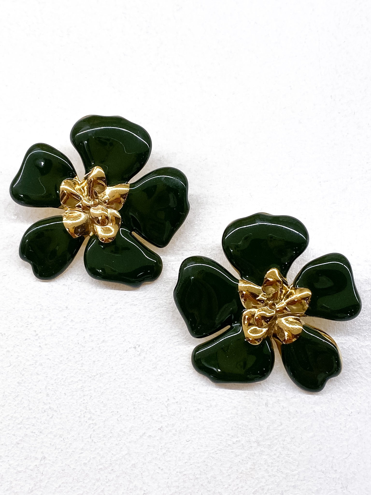 Boucles d’oreilles dorées à pétales colorés émaillées