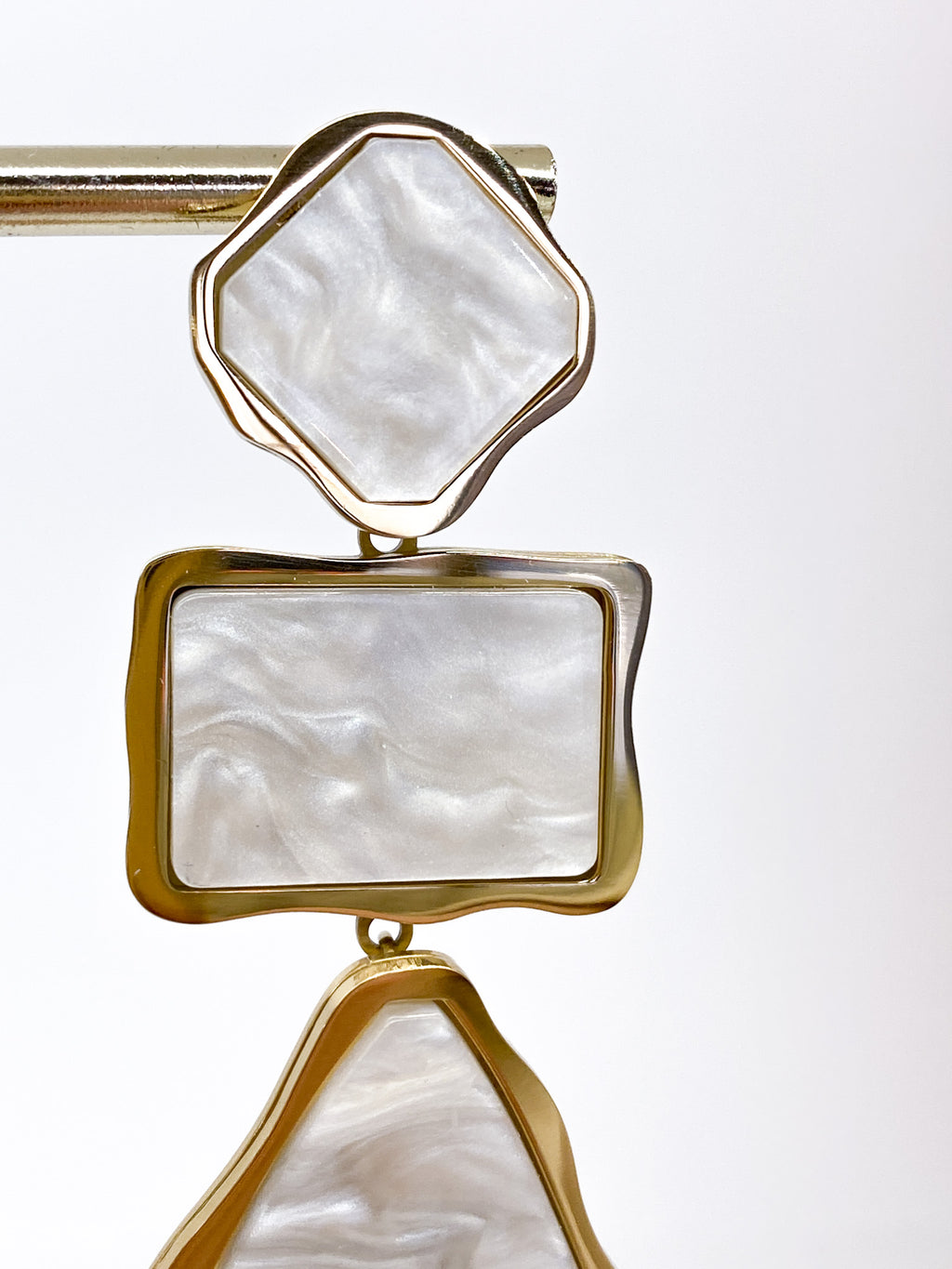 Boucles d’oreilles longues géométriques en acétate nacré