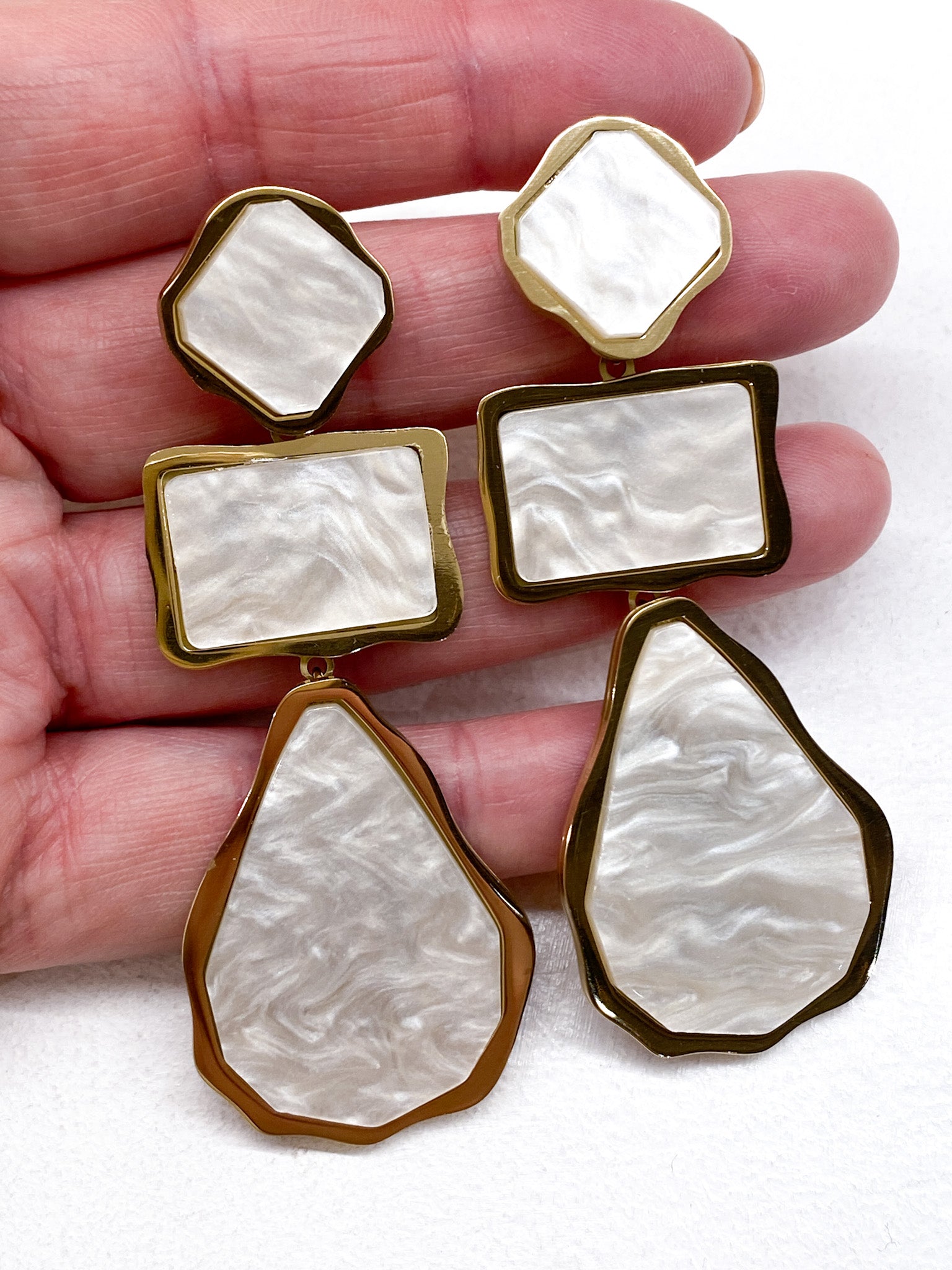 Boucles d’oreilles longues géométriques en acétate nacré
