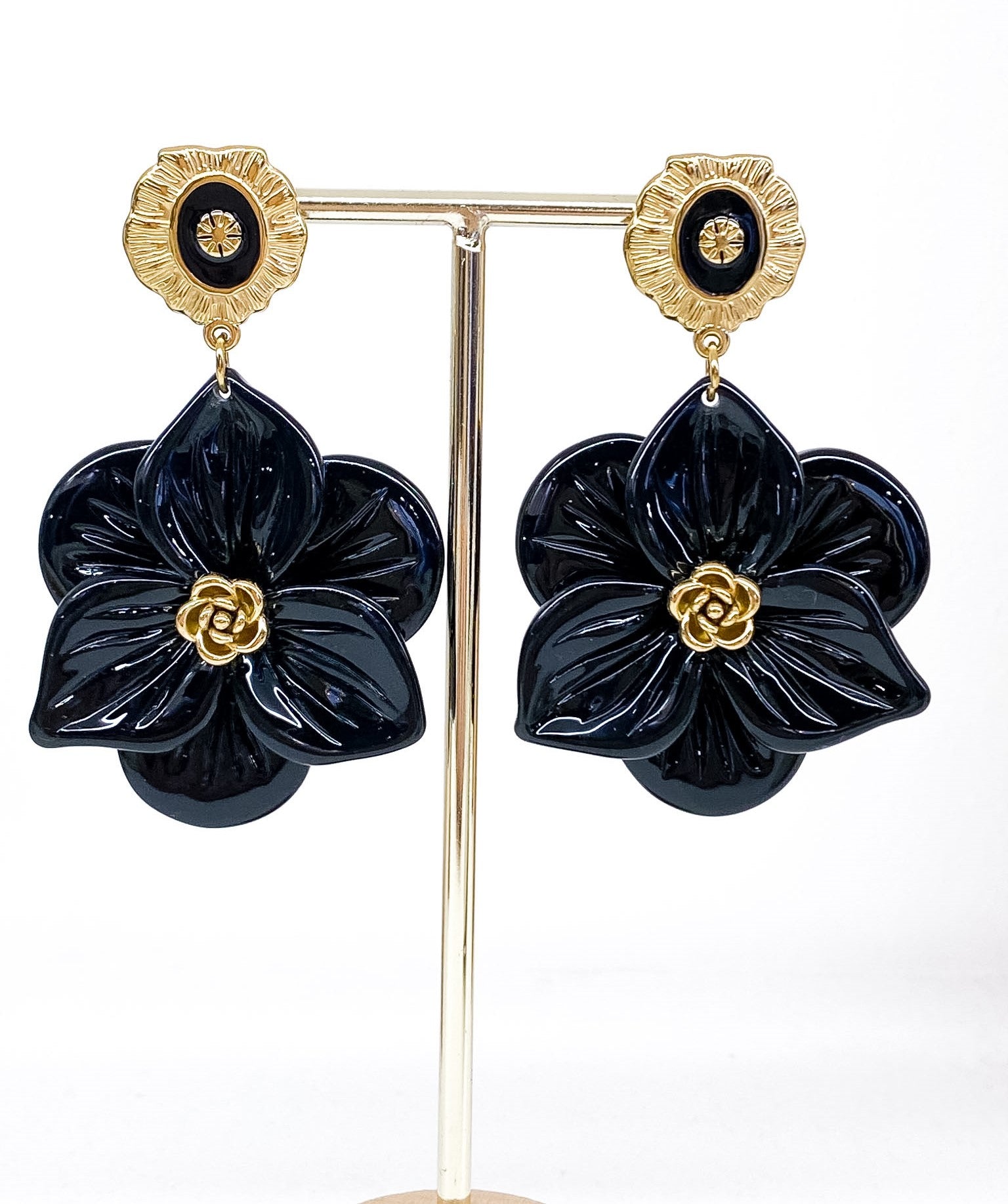 Boucles d’oreilles audacieuses avec fleur noire