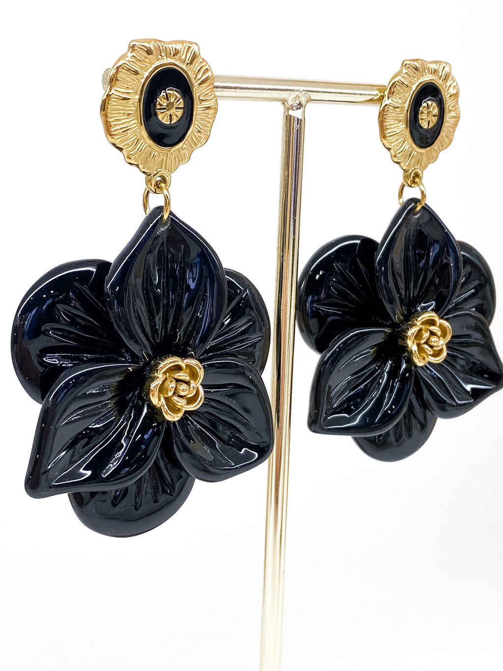 Boucles d’oreilles audacieuses avec fleur noire