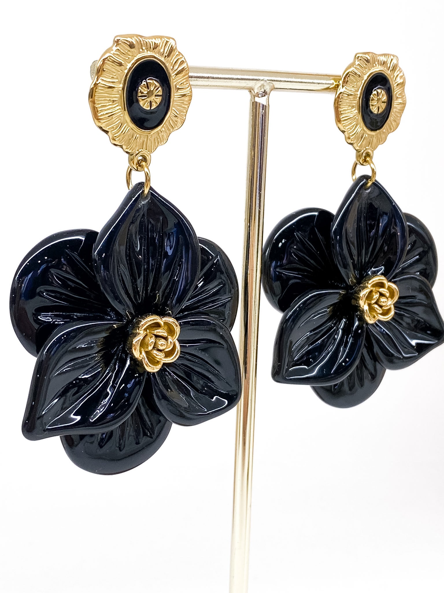 Boucles d’oreilles audacieuses avec fleur noire
