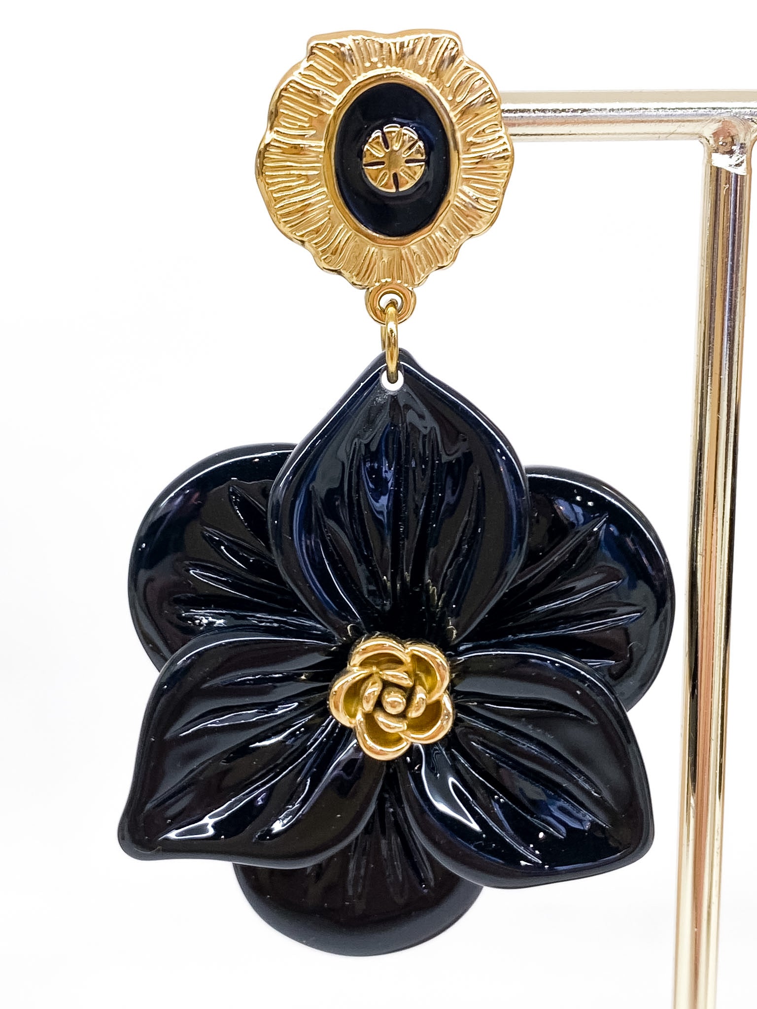 Boucles d’oreilles audacieuses avec fleur noire
